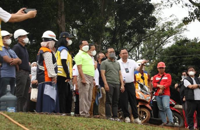 Mendagri Tito Karnavian (tengah) saat meninjau anjungan TMII.