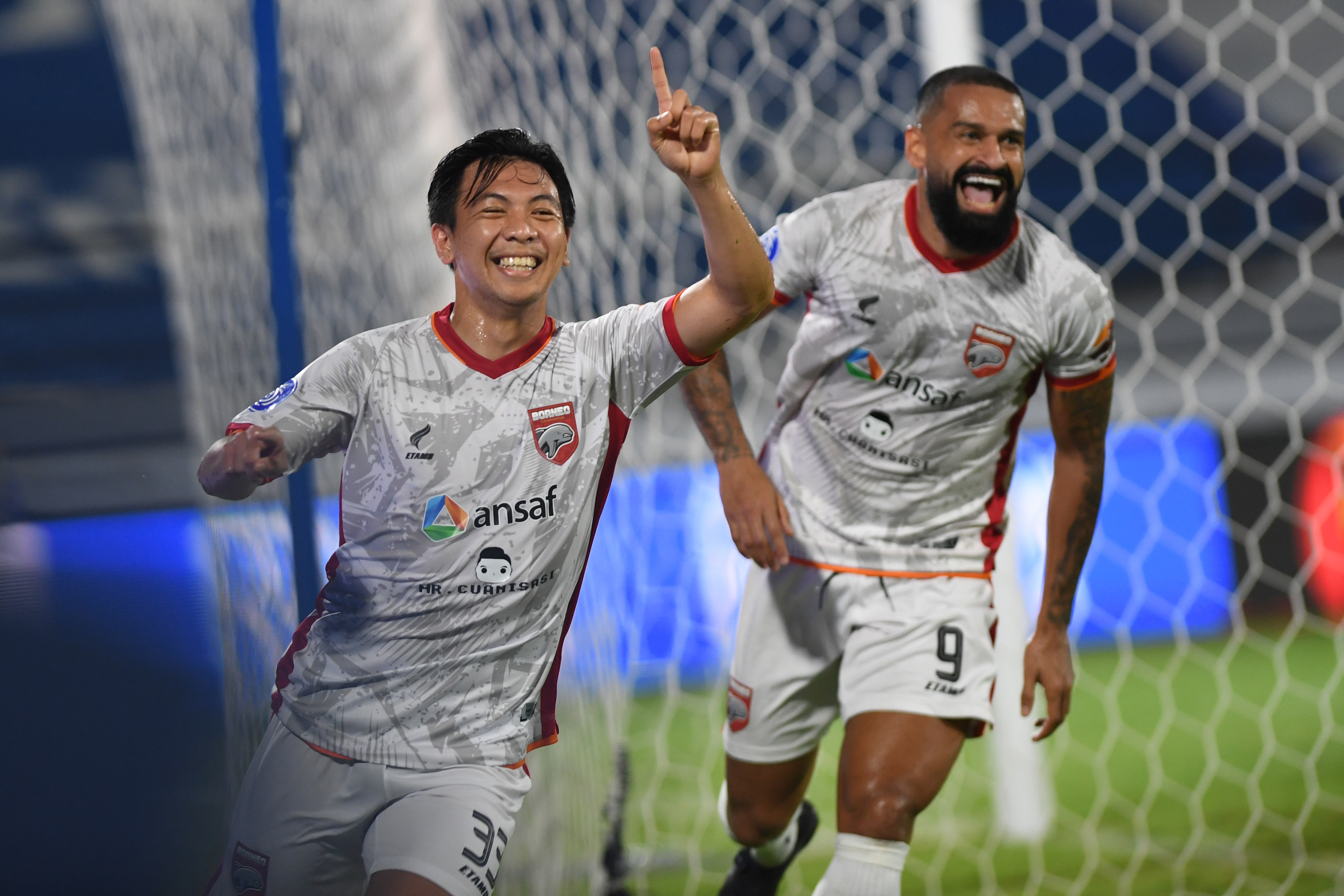 Pemain Borneo FC saat melakukan selebrasi kemenangan.