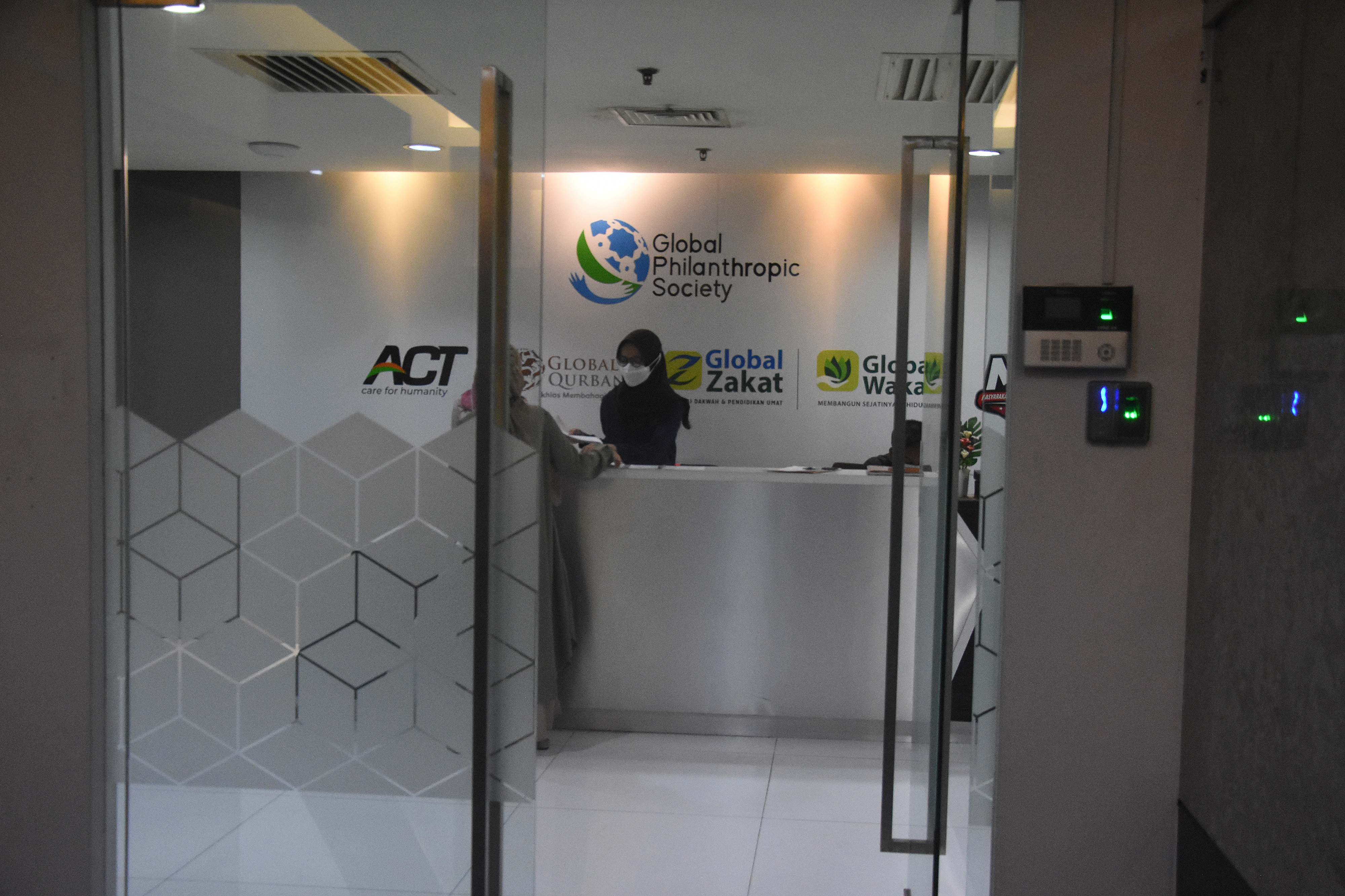 Pegawai beraktivitas di kantor Aksi Cepat Tanggap (ACT), Menara 165, Jakarta