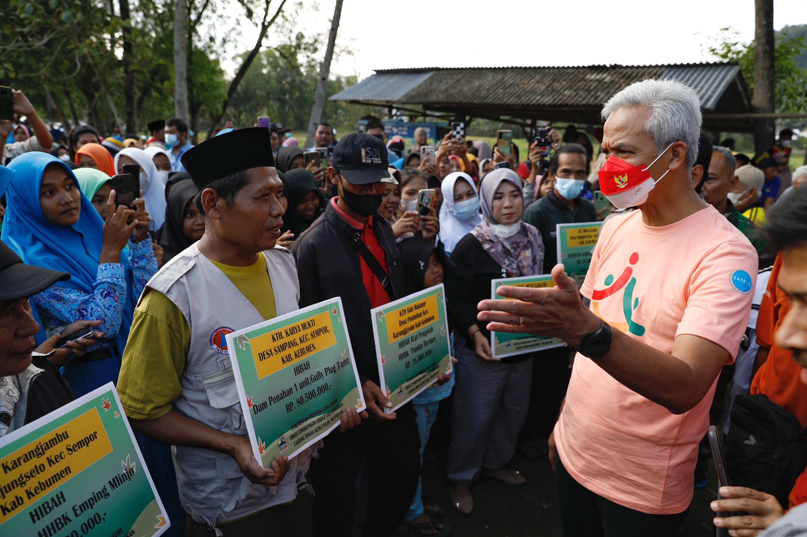 Gubernur Jawa Tengah Ganjar Pranowo, mengikuti penanaman mangrove bersama masyarakat muara Kali Ijo pada Rabu (27/7) sore