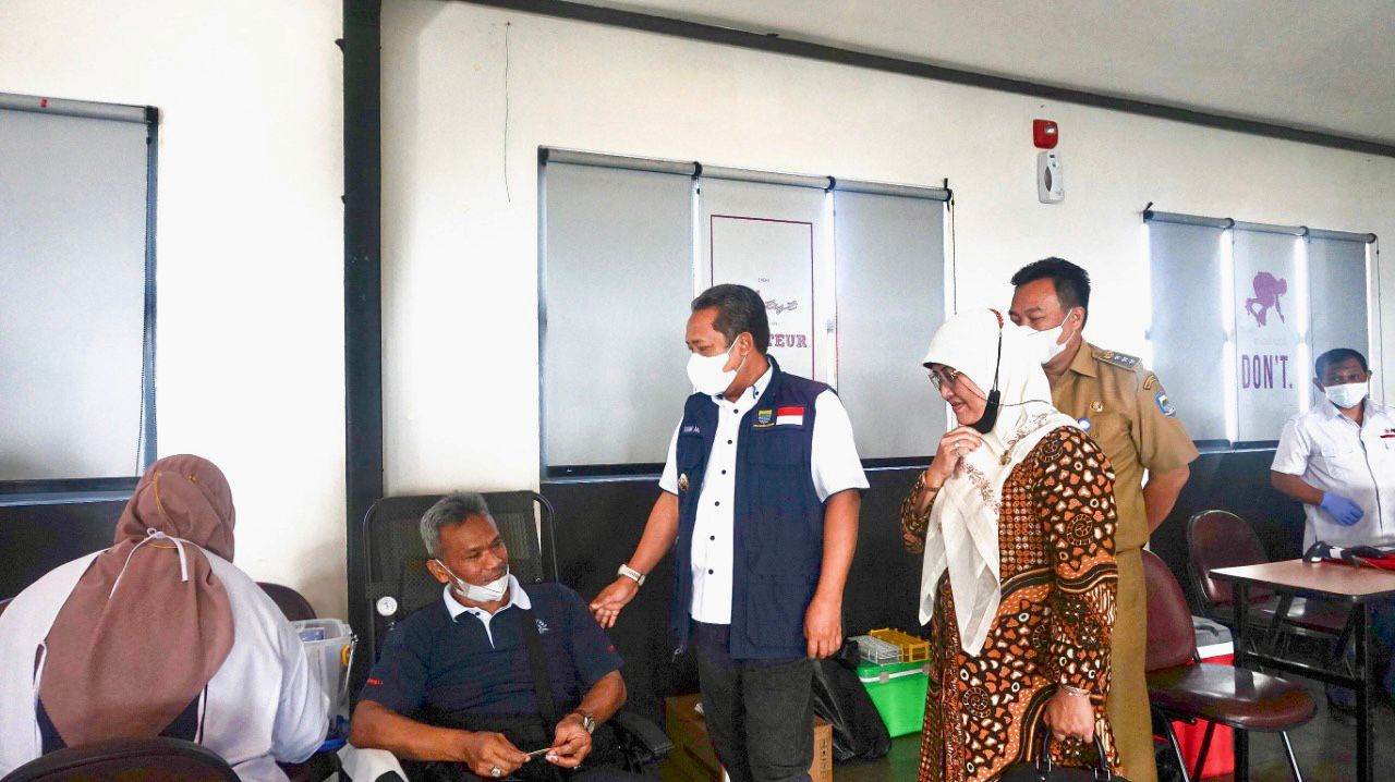 Wali Kota Bandung Yana Mulyana menyapa seorang warga yang mendonorkan darahnya bersama Hotel Moxy Bandung