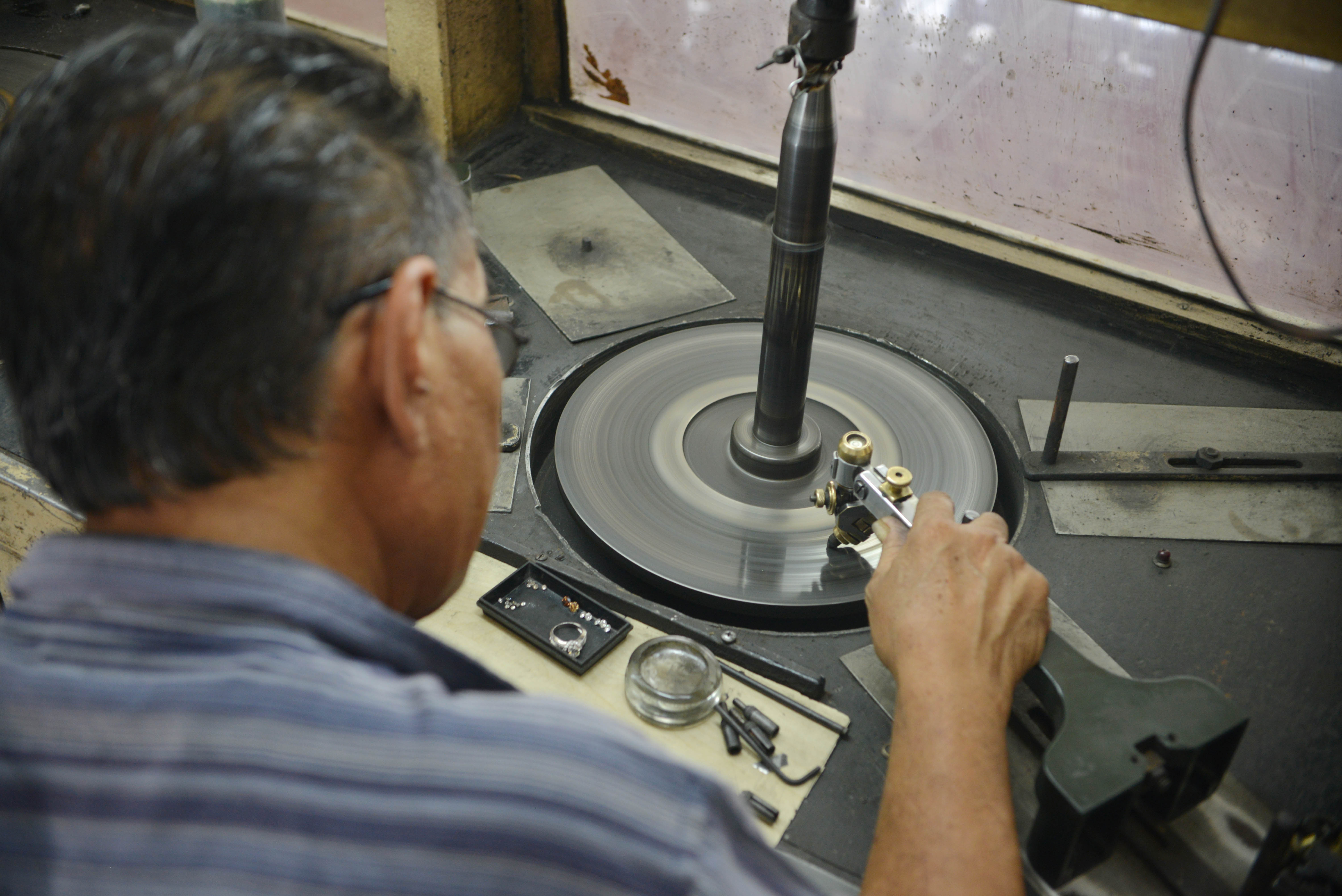 Seorang pengrajin intan di Martapura, Banjarmasin, Kalimantan Selatan, sedang menggosok bahan mentah intan agar menjadi berlian. 