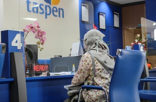 Ilustrasi. Nasabah mendapat pelayanan di sebuah kantor Taspen Life, Jakarta. 