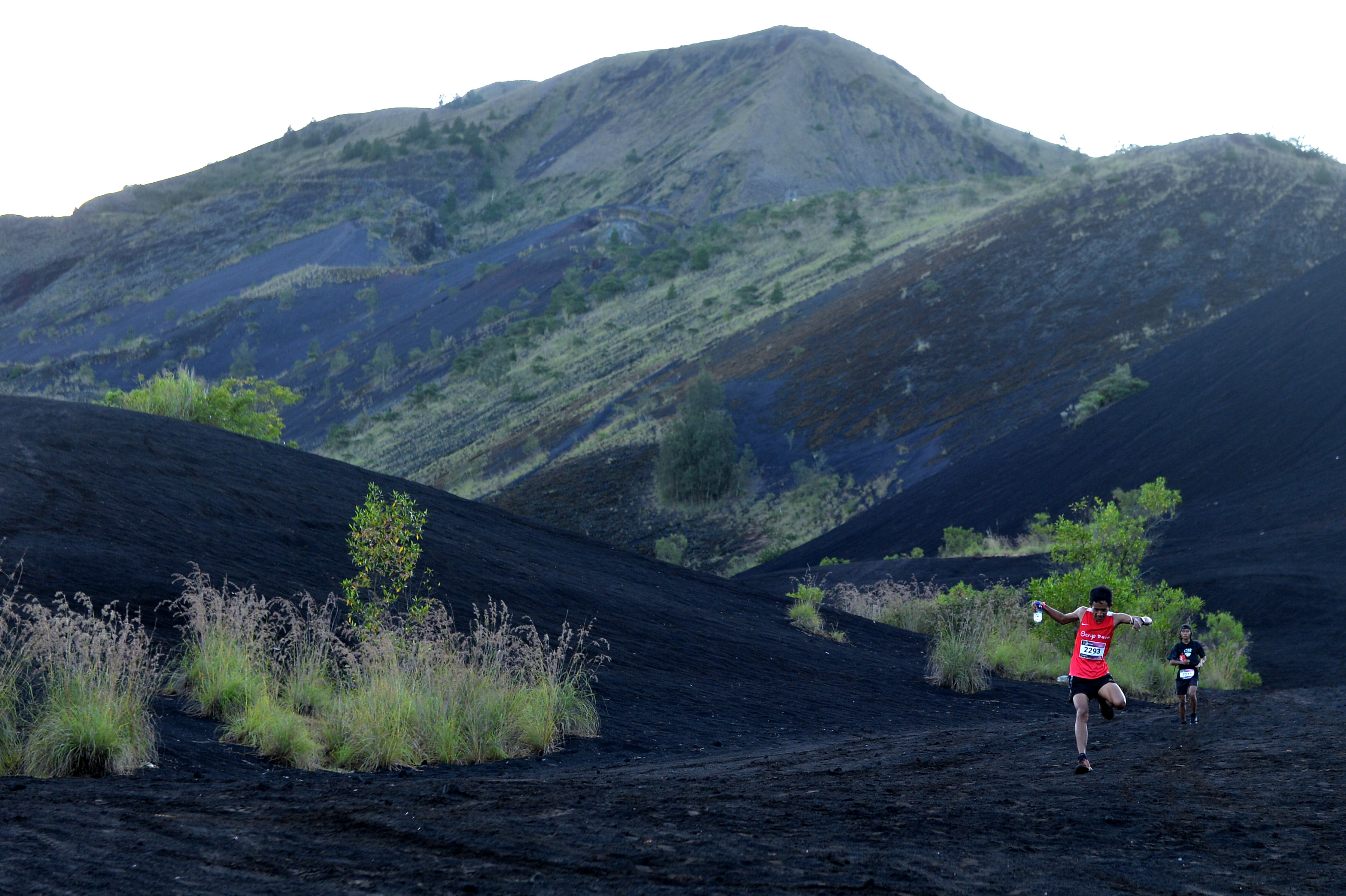 Peserta berlari di kawasan Geopark Batur saat mengikuti Bali Trail Running Challenge 2022 di Bangli, Bali, Minggu (15/5).