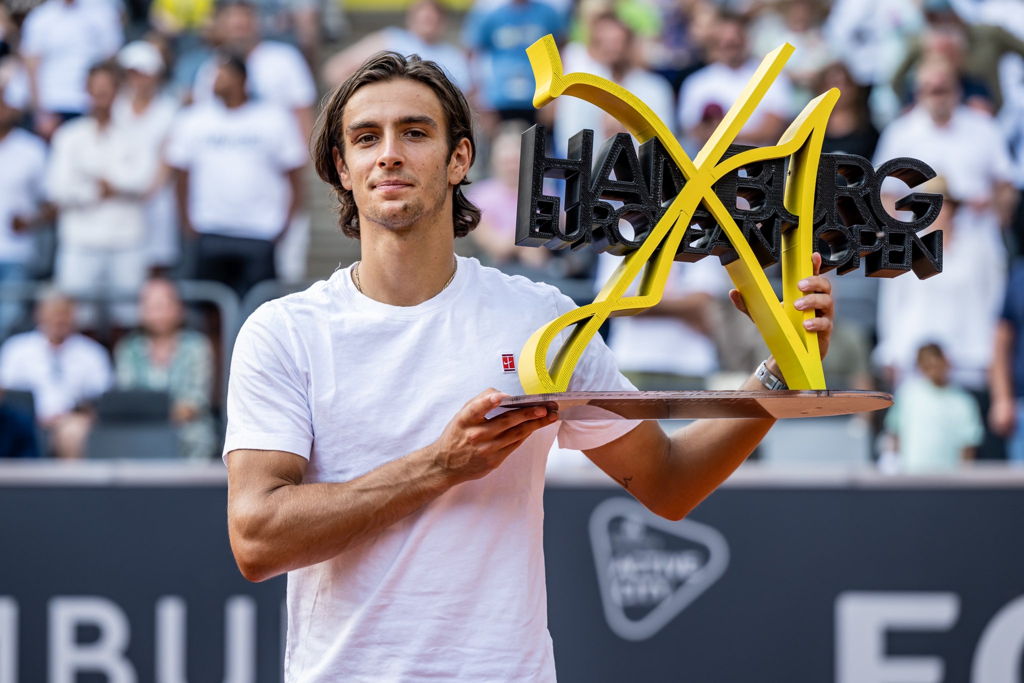 Petenis Italia Lorenzo Musetti usai menjadi juara di turnamen ATP Hamburg.
