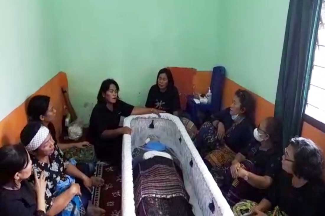 Jenazah Brigadir Nofriansyah Yosua Hutabarat ditangisi dan dikelilingi keluarganya di Muarojambi, Jambi, Sabtu (9/7).