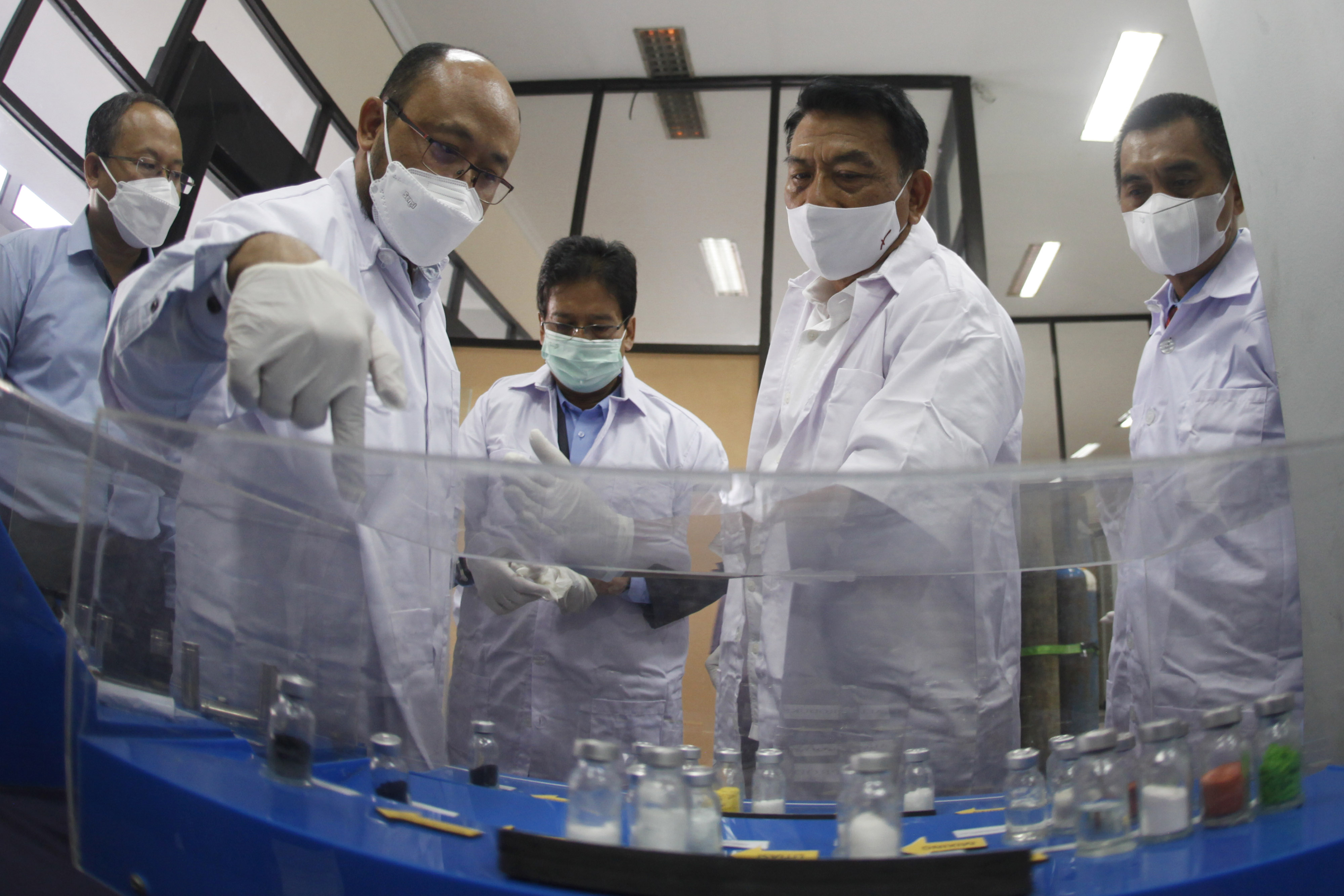 Kepala Staf Presiden Moeldoko mendukung pusat pengembangan baterai listrik oleh Universitas Sebelas Maret, Solo, Jawa Tengah.