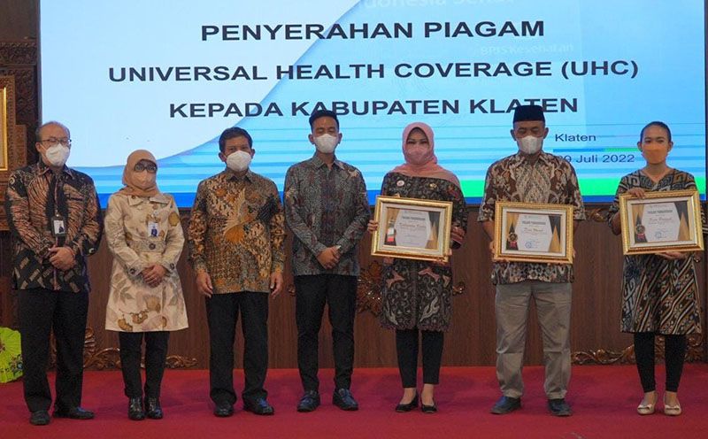 Penyerahan penghargaan kepada Kabupaten Klaten serta perwakilan Desa Ponggok dan Desa Wunut Klaten