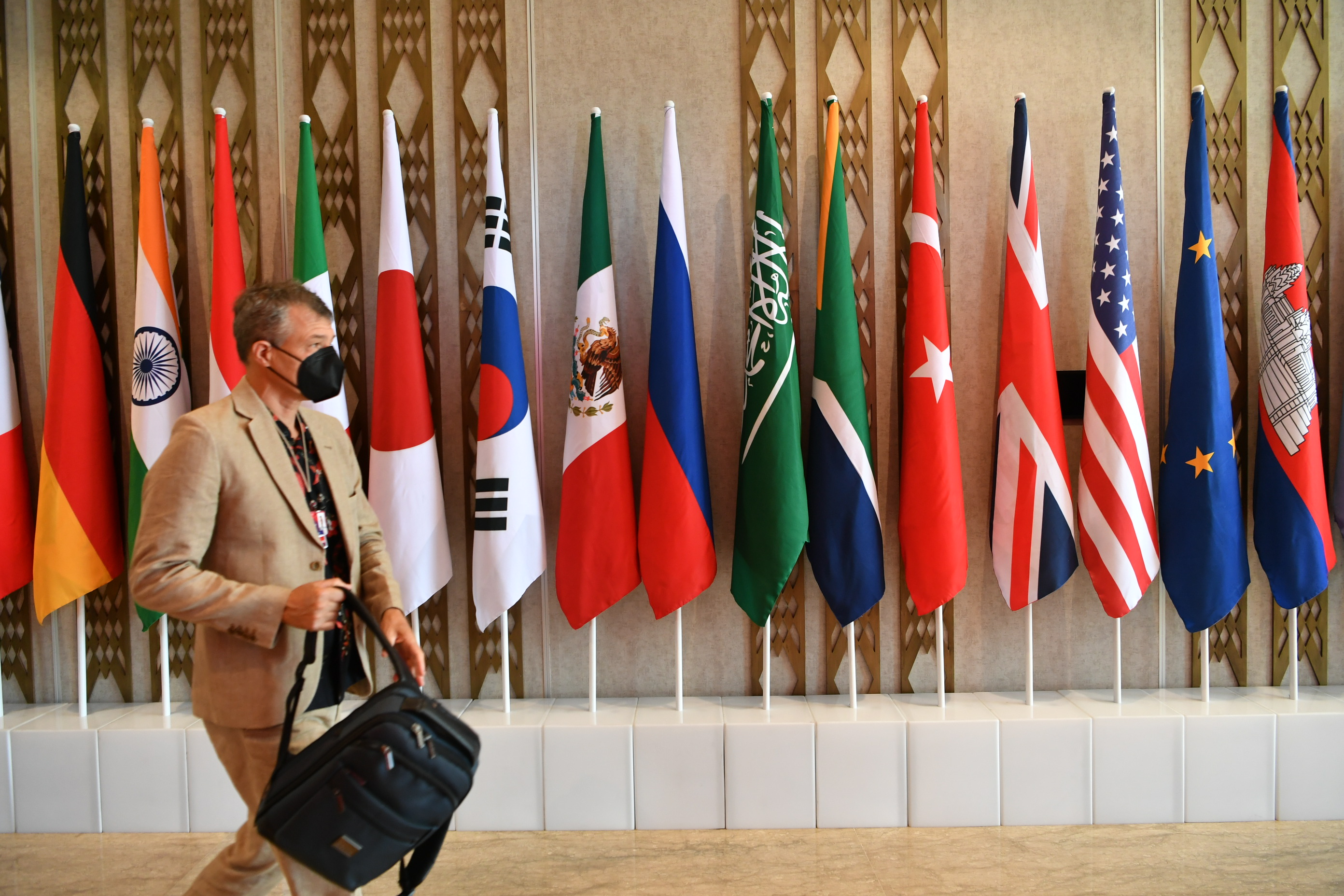 Delegasi negara G20 berjalan menuju ruang rapat Sherpa Track Meeting ke-2 G20 di Labuan Bajo, Nusa Tenggara Timur.