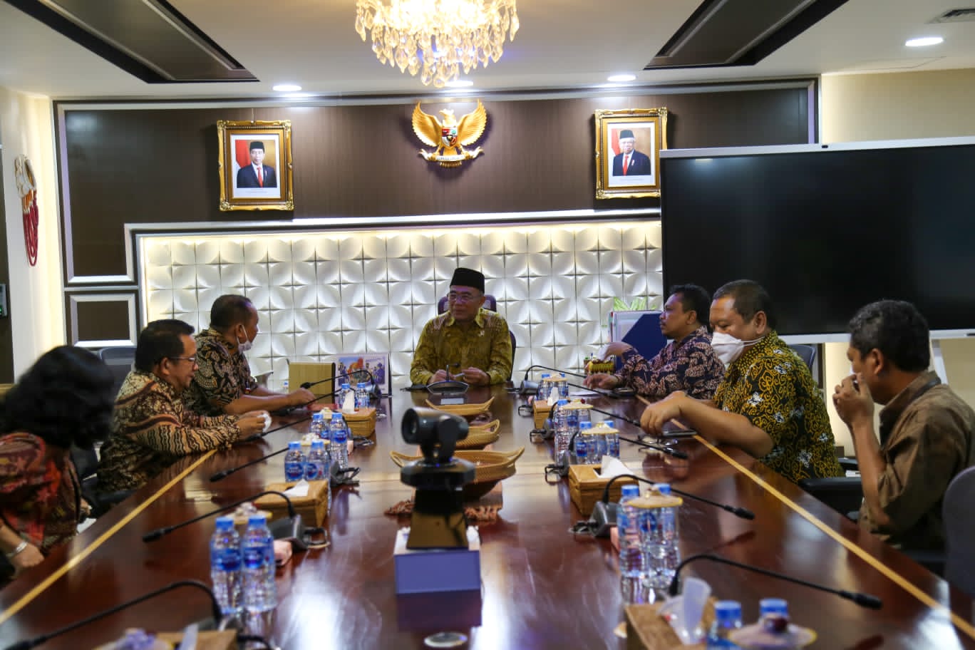  Menteri Sosial Ad Interim Muhadjir Effendi menyatakan Kemensos mencabut izin Penyelenggaraan Pengumpulan Uang dan Barang (PUB) ACT.