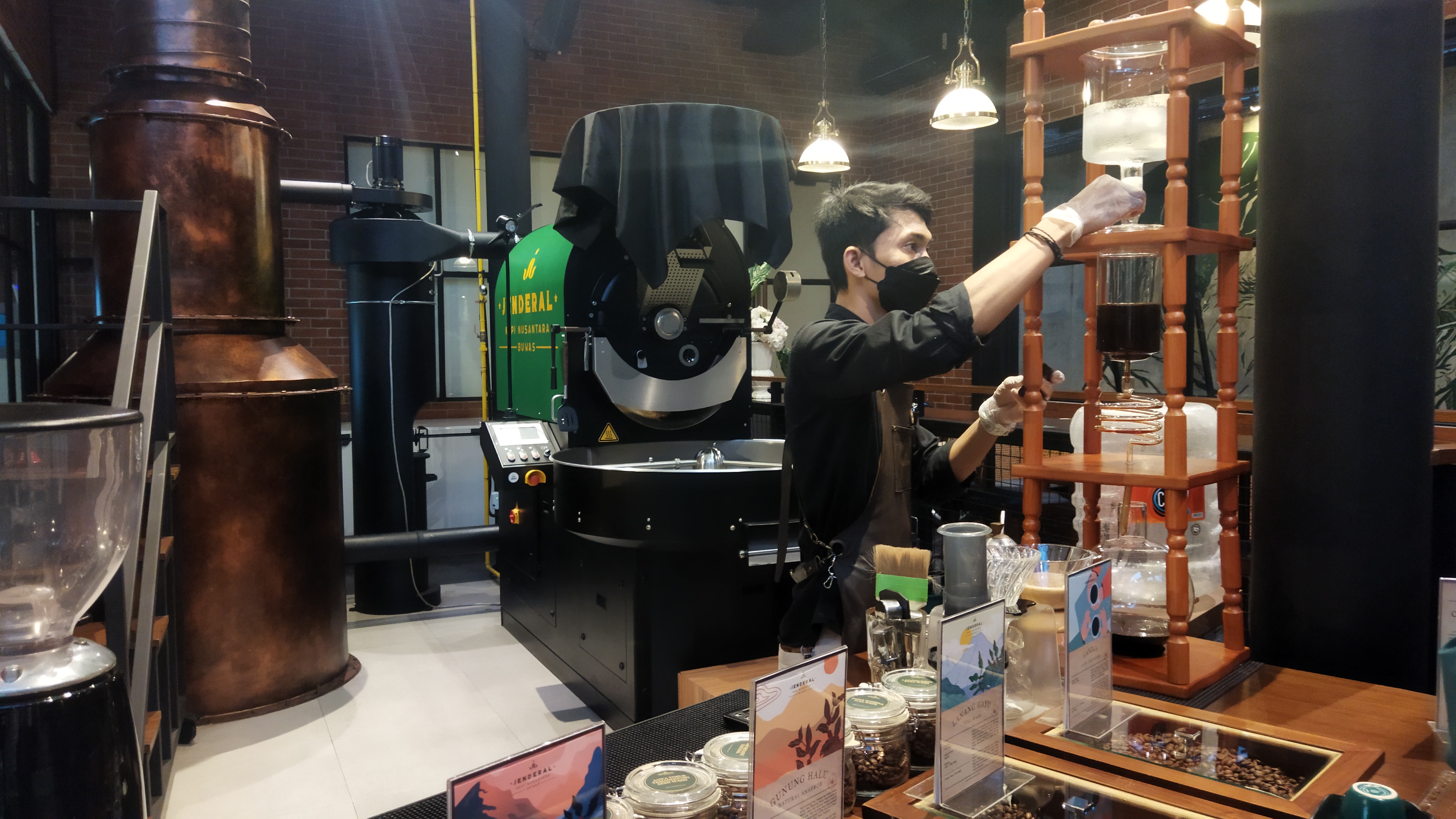 Seorang barista kopi tengah menyiapkan sajian kopi dengan peralatan terbaru di Jenderal Kopi Nusantara Buwas