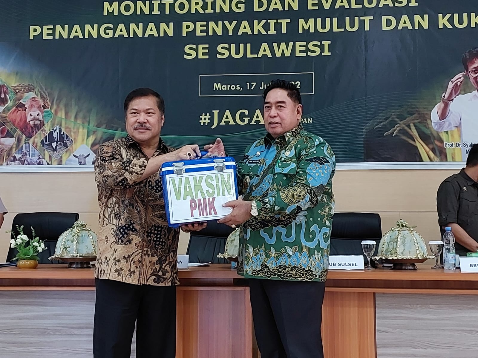 Itjen Kementan melakukan monitoring dan evaluasi  penanganan penyakit mulut dan kuku (PMK) di wilayah Sulawesi.