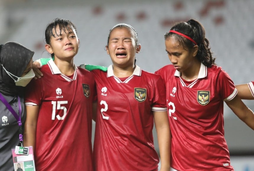 Reaksi pemain timnas putri Indonesia setelah gagal lolos ke semifinal Piala AFF Putri U-18 karena kalah dari Thailand.