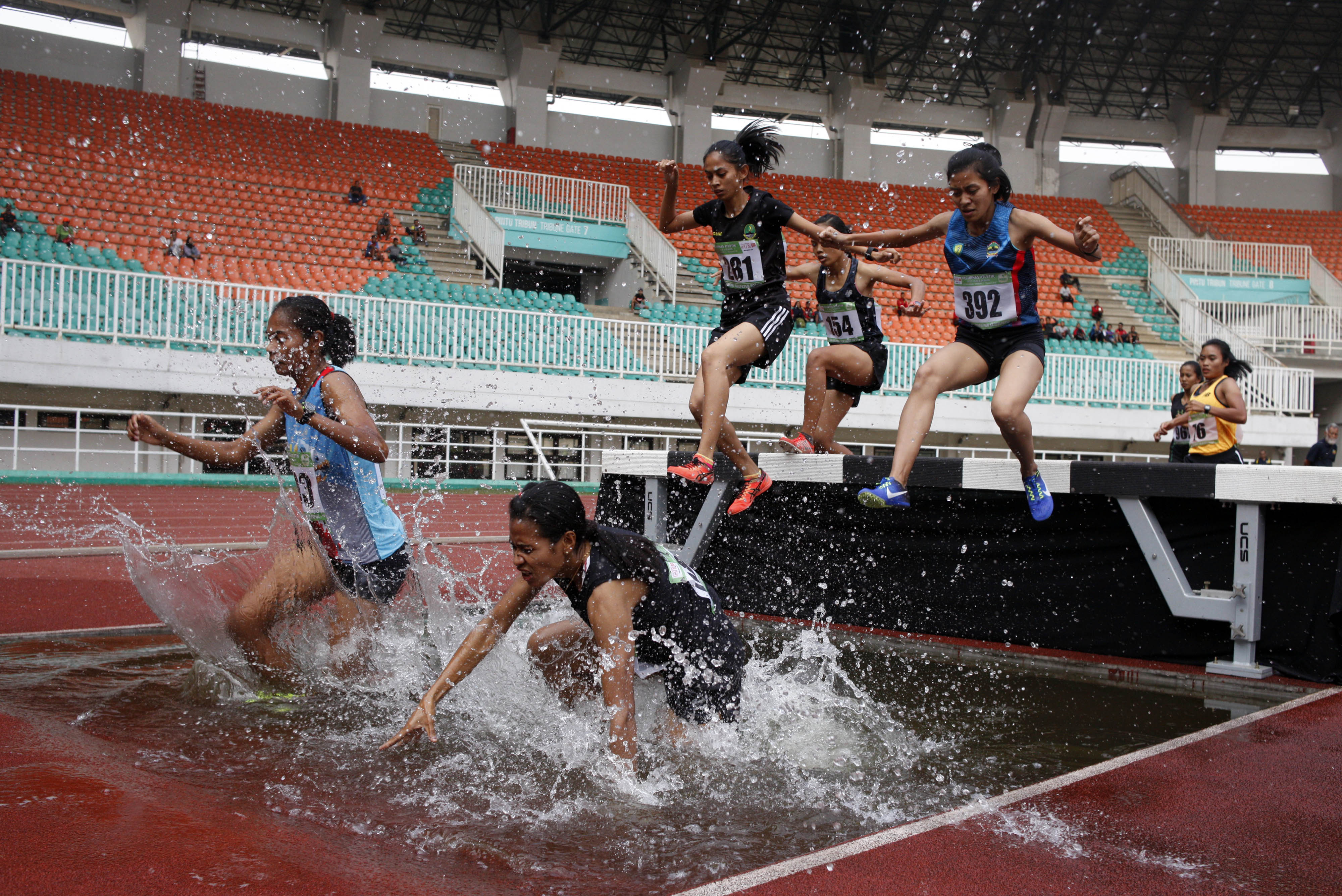 Sejumlah pelari beradu cepat pada final lari steeplechase 3.000 meter senior putri dalam Kejuaraan Nasional Atletik 2019