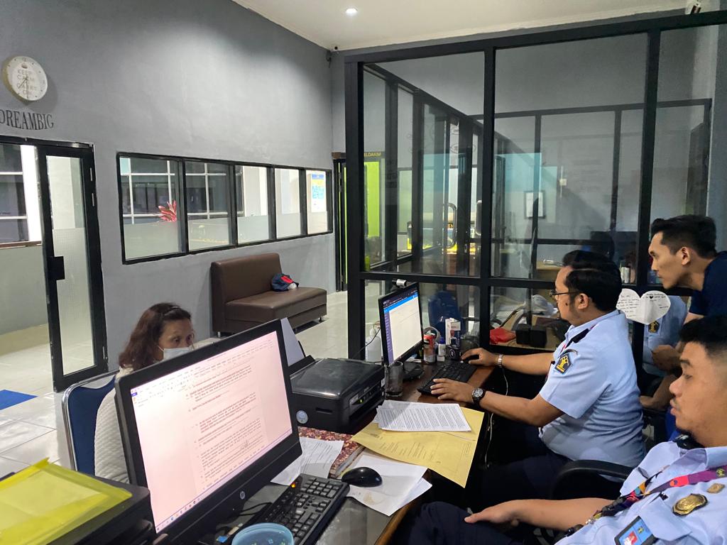 Para petugas sedang bekerja di Kantor Imigrasi Kelas II TPI Entikong, Kabupaten Sanggau, Kalimantan Barat, 