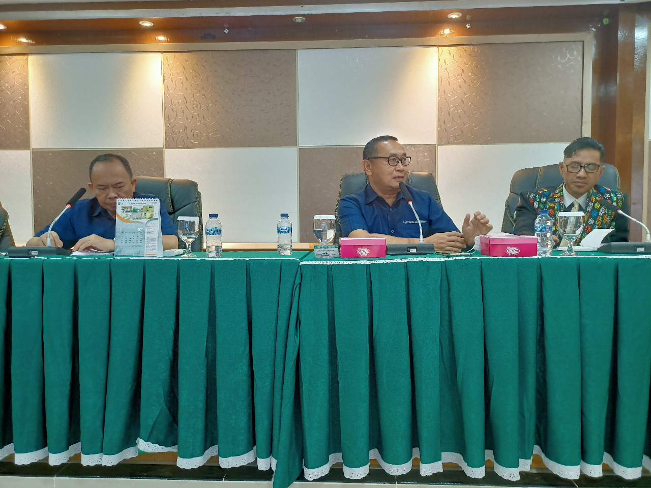 Direktur Utama Media Indonesia Firdaus Dayat dan Deputi Direktur Pemberitaan Ade Alawi saat memberikan kuliah umum kepada mahasiswa Unand