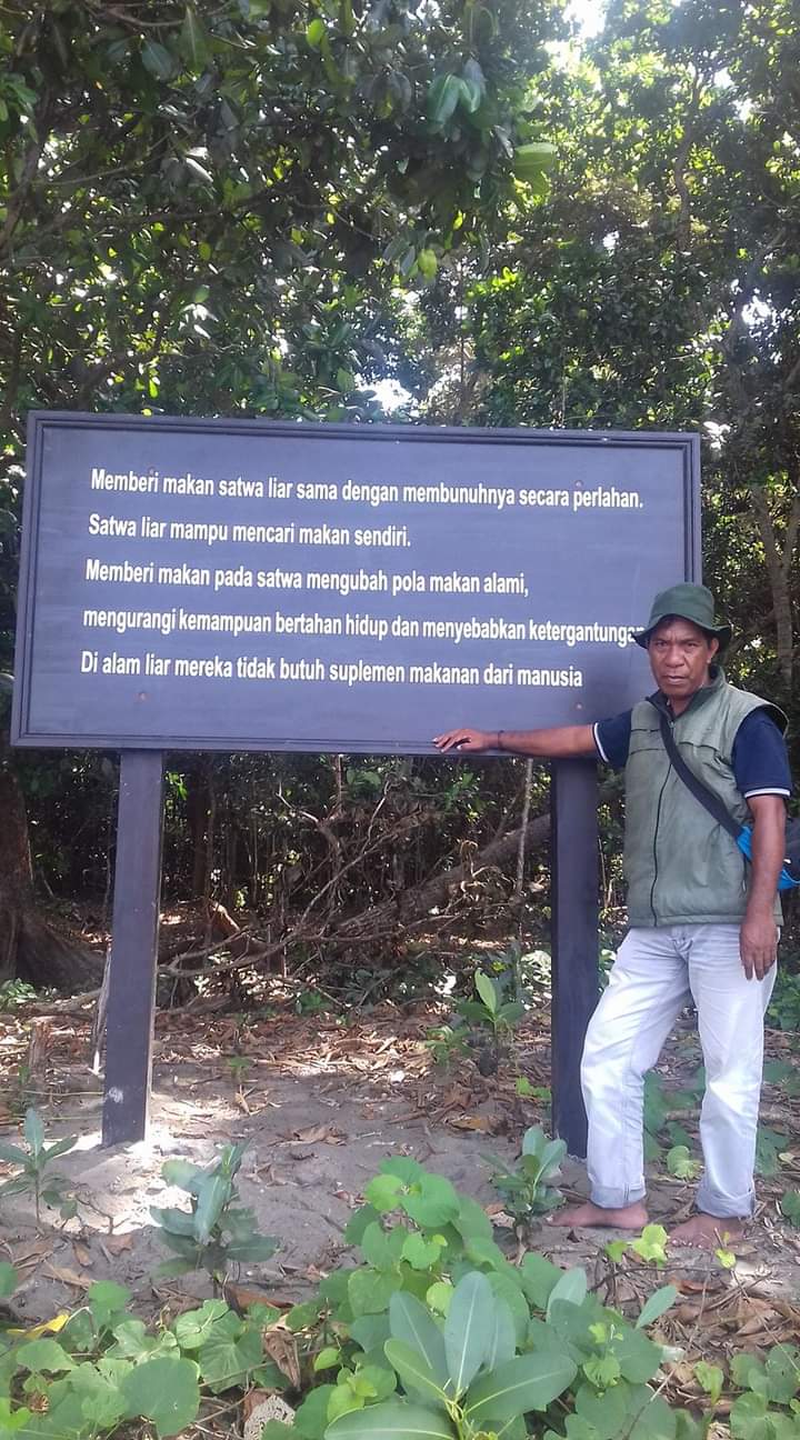 Petugas Taman Nasional Komodo di Pulau Rinca