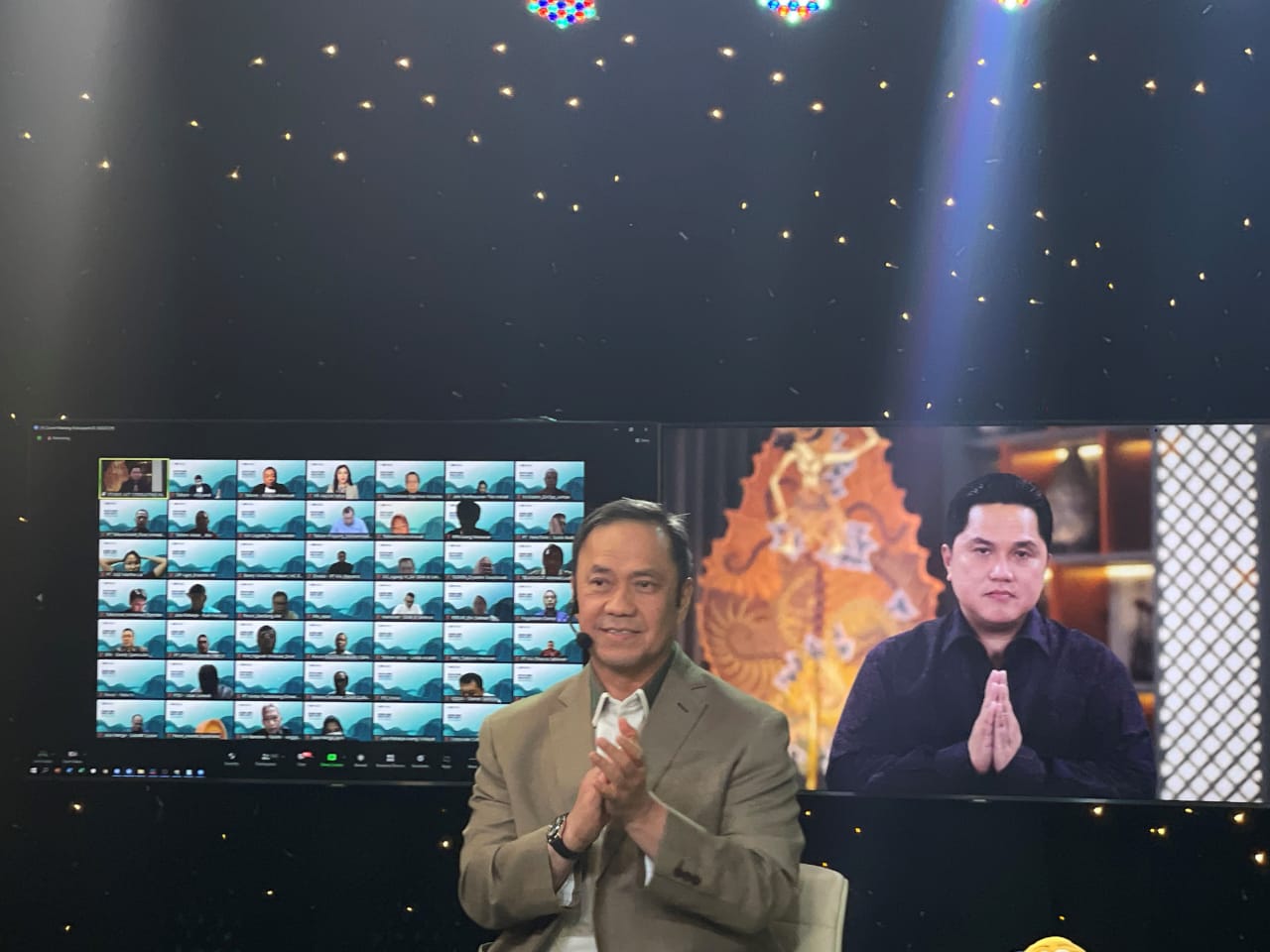 Founder ESQ Group, Ary Ginanjar Agustian bersama Menteri BUMN Erick Thohir saat penutupan AKHLAK Award BUMN 2022, secara daring.