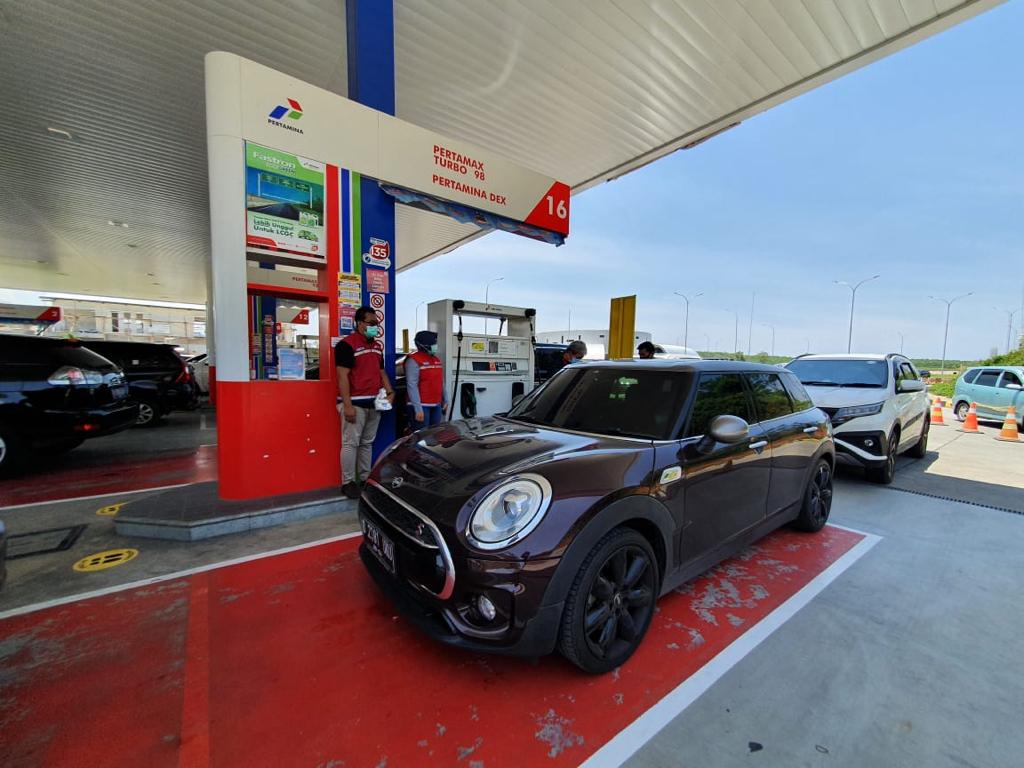 Pengendara mobil mengisi BBM Non Bersubsidi di SPBU Pertamina.