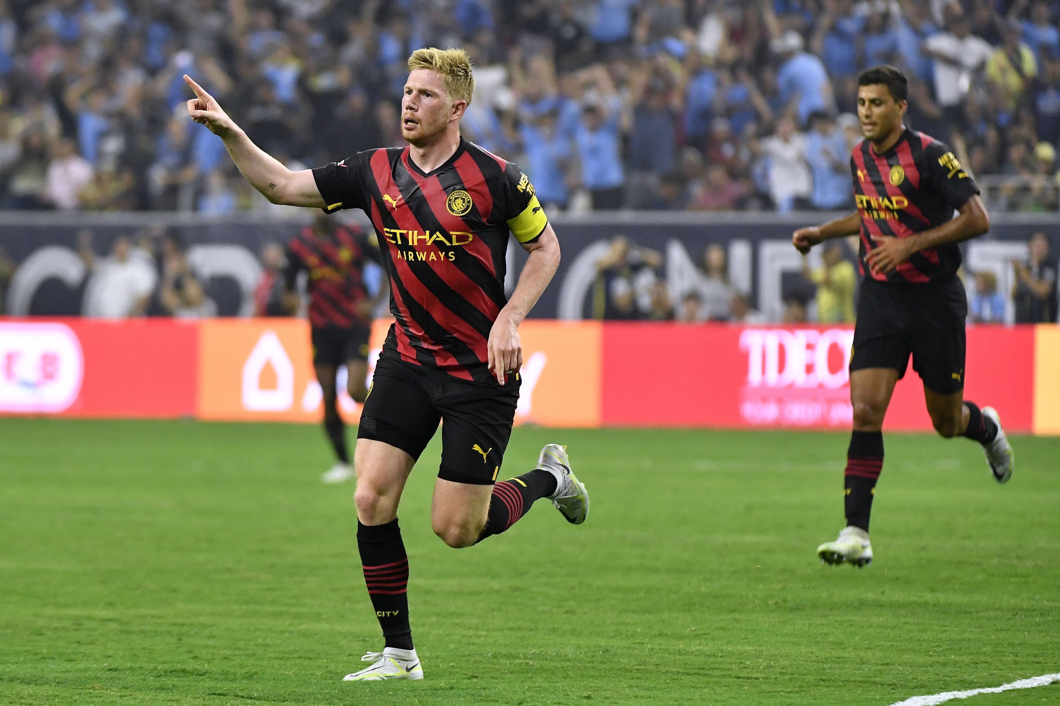 Pemain Manchester City kevin De Bruyne melakukan selebrasi usai mencetak gol ke gawang Club America di laga persahabatan.
