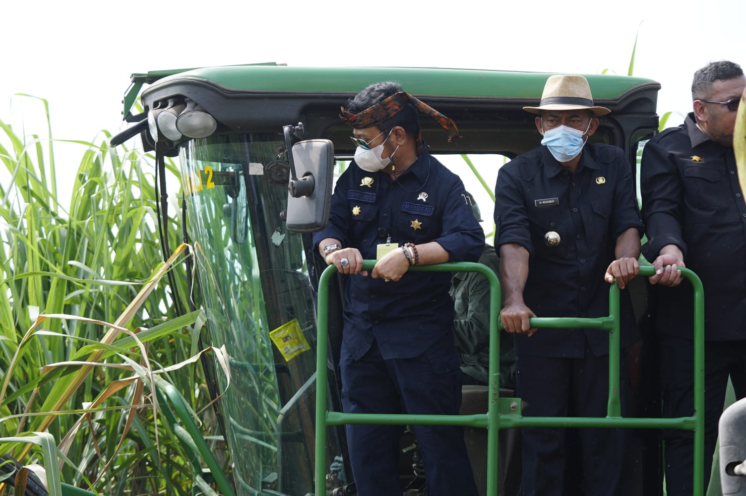 Menteri Pertanian Syahrul Yasin Limpo di tengah panen tebu di Subang, Jawa Barat