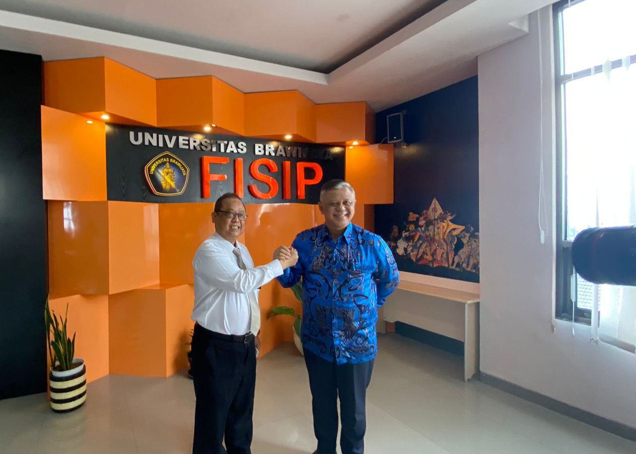 Dekan Fakultas Psikologi Universitas Pancasila Dr. Silverius Y. Soeharso (kanan) dan Dekan FISIP Universitas Brawijaya  Dr. Sholih Mu’adi,