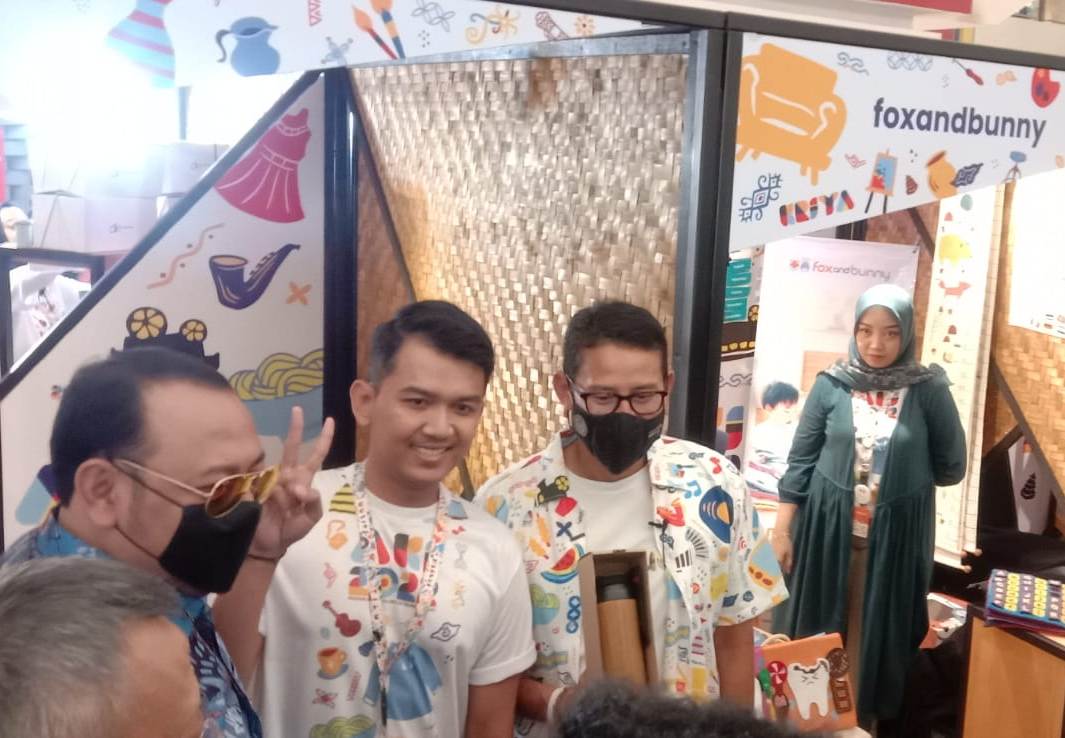 Menparekraf Sandiaga Uno hadir meninjau booth peserta Pameran Apresiasi Kreasi Indonesia (AKI) 2022 di Rita Supermall Tegal, Jawa Tengah.