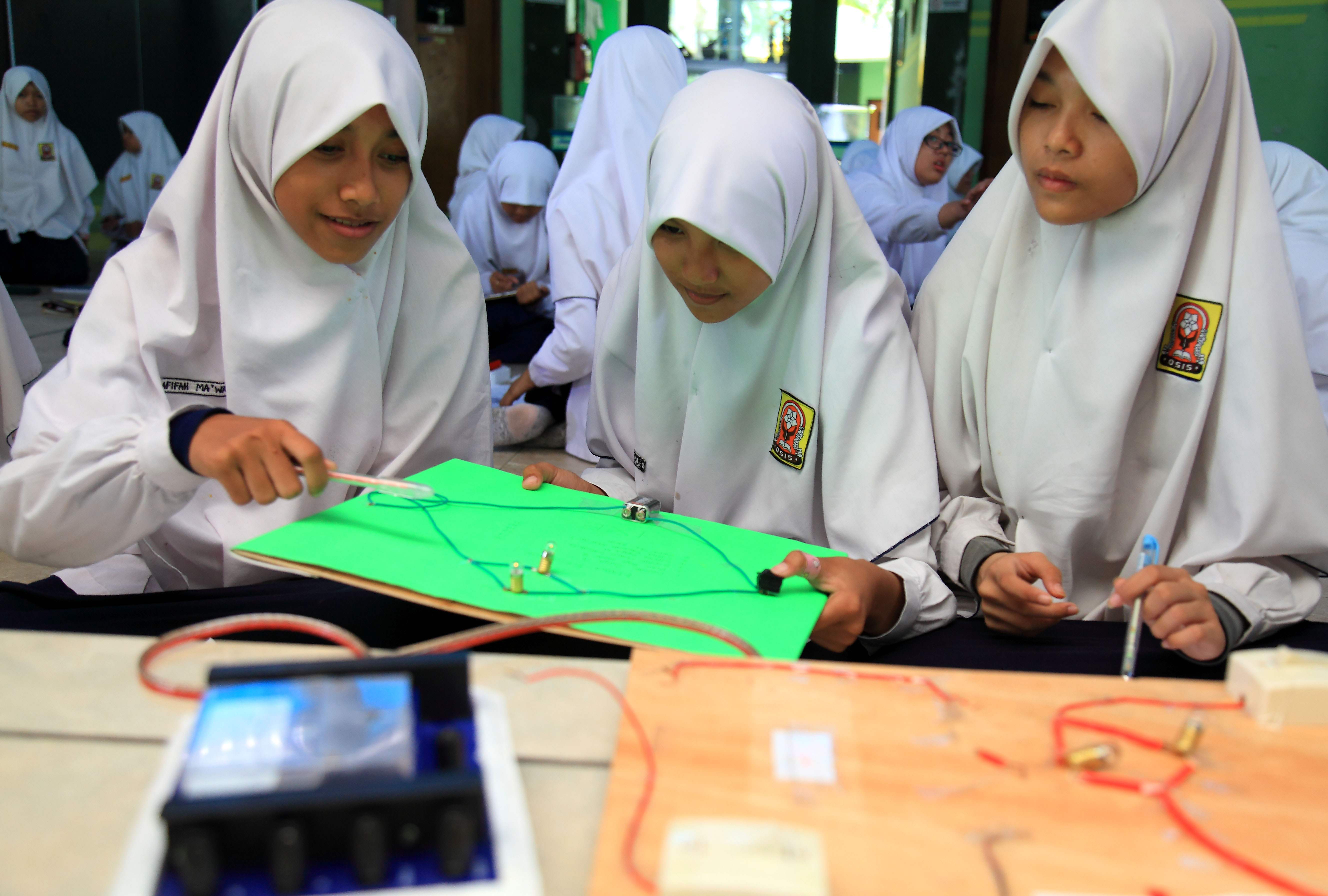 Ilustrasi: pelajar sekolah menengah pertama sedang mempraktikan pelajaran fisika tentang gelombang