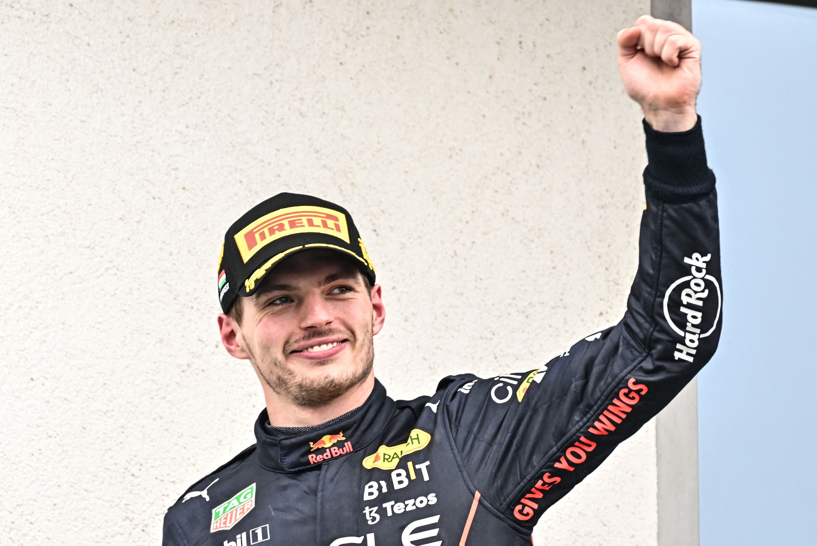 Pembalap Red Bull Racing asal Belanda Max Verstappen merayakan kemenangannya di podium tertinggi GP Hungaria, Minggu (31/7).