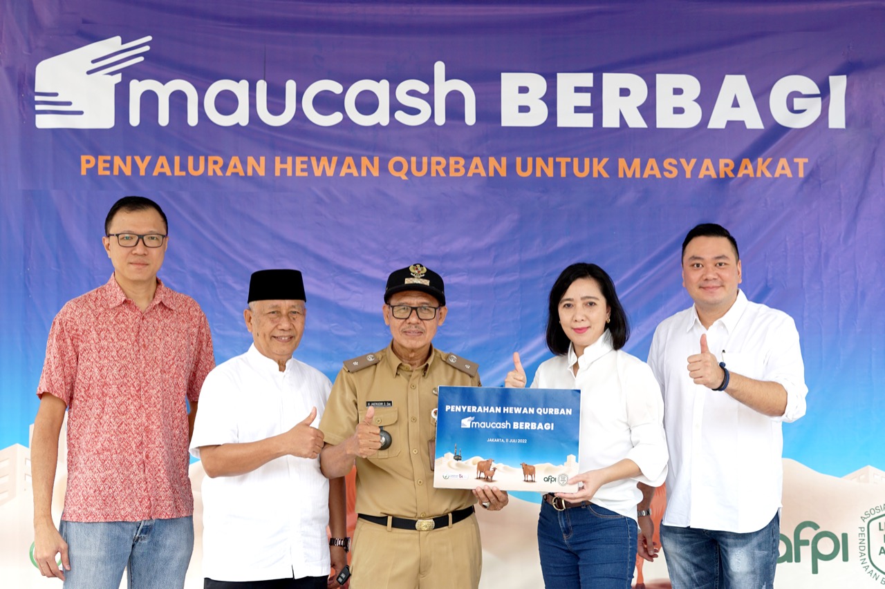 Maucash kembali berbagi kepada masyarakat dengan menyalurkan hewan kurban dalam memperingati Hari Raya Idul Adha 1443 H.