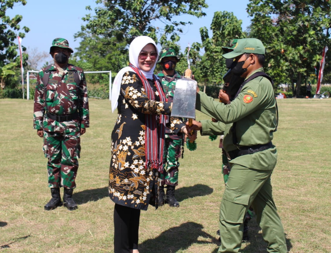 Bupati Klaten Sri Mulyani membuka TNI Manunggal Membangun Desa (TMMD) Sengkuyung II/2022 di Desa Gedongjetis, Kecamatan Tulung, 