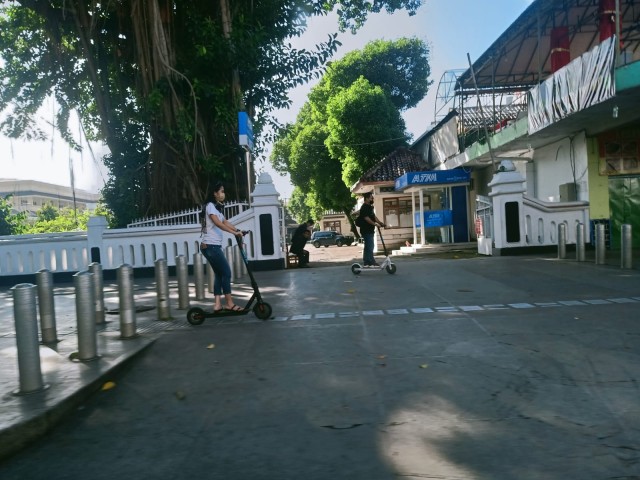 Penggunaan skuter atau otoped listrik masih marak terlihat di kawasan Malioboro, Yogyakarta.