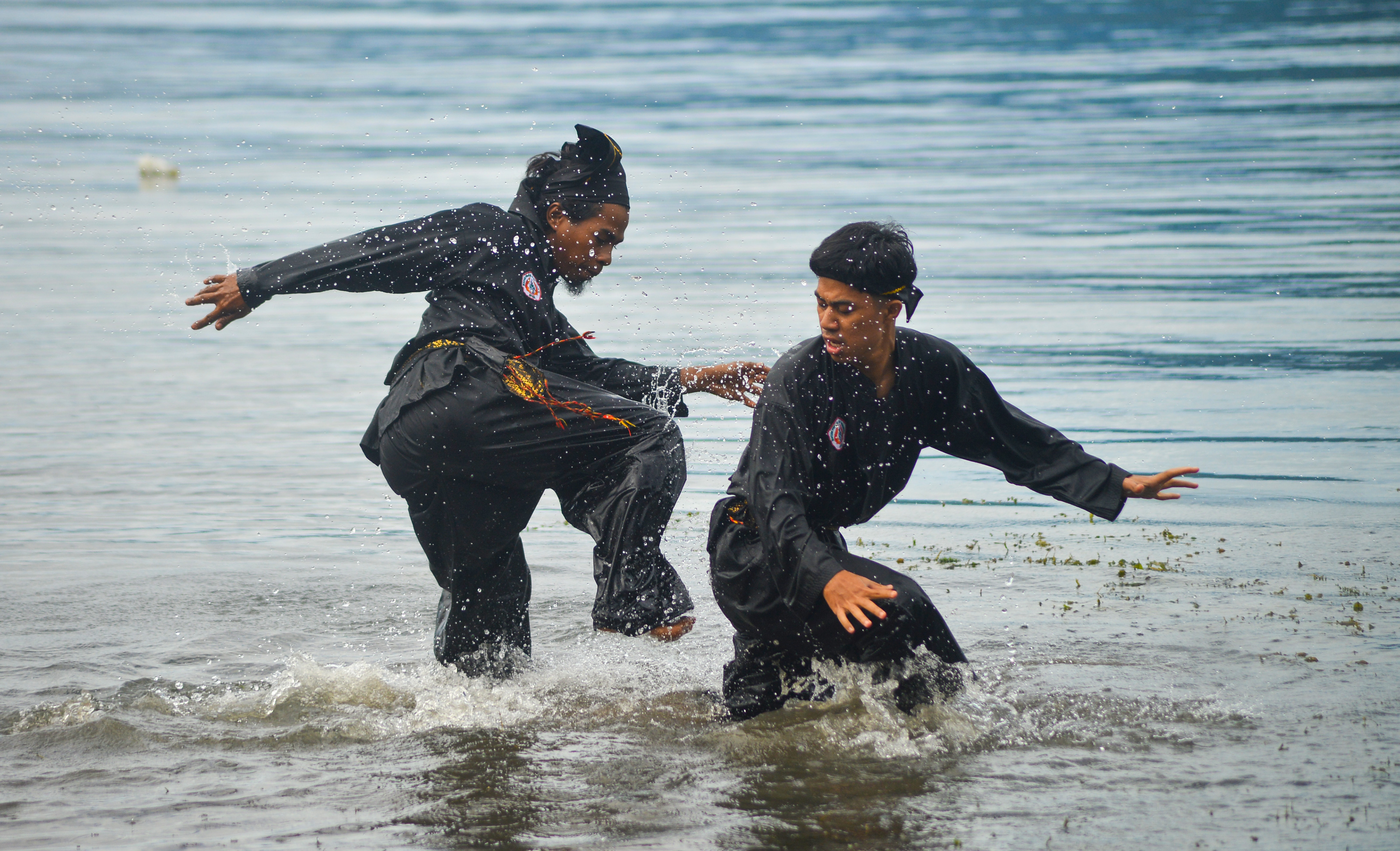 Pesilat menampilkan atraksi Silek Aia di Danau Singkarak, Nagari Sumpu