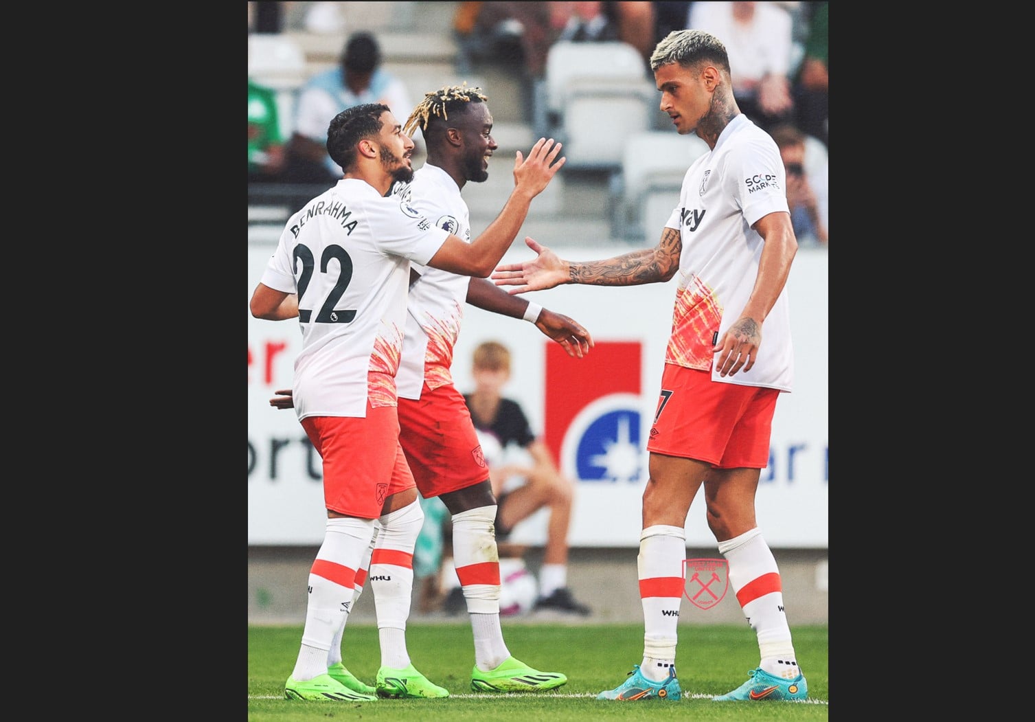 Para pemain West Ham United melakukan selebrasi usai mencetak gol ke gawang Viborg di laga playoff Liga Konferensi UEFA