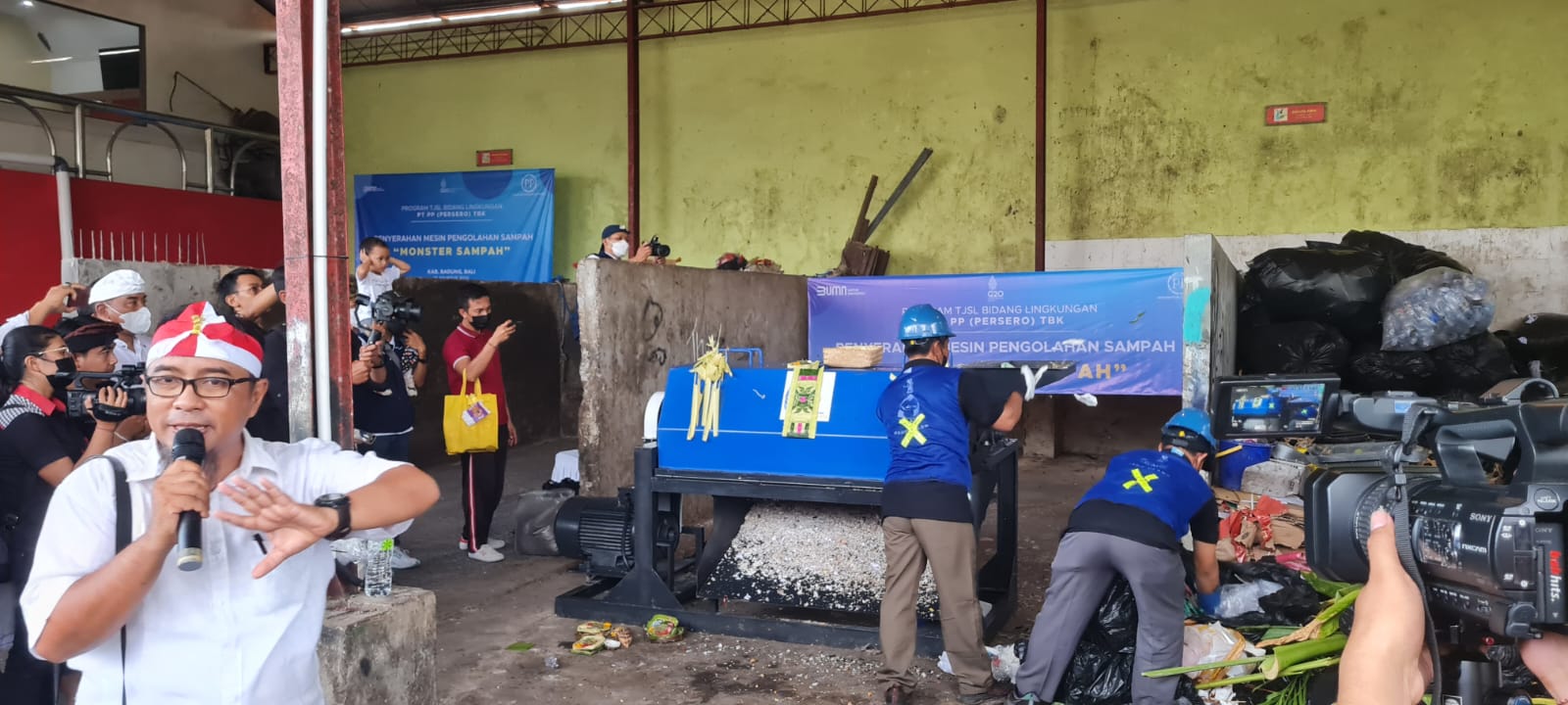 Wakil Ketua DPRD Badung Wayan Suyasa memberikan apresiasi yang tinggi atas pemberian CSR mesin pengolah sampah berbasis sumber yang diberi n