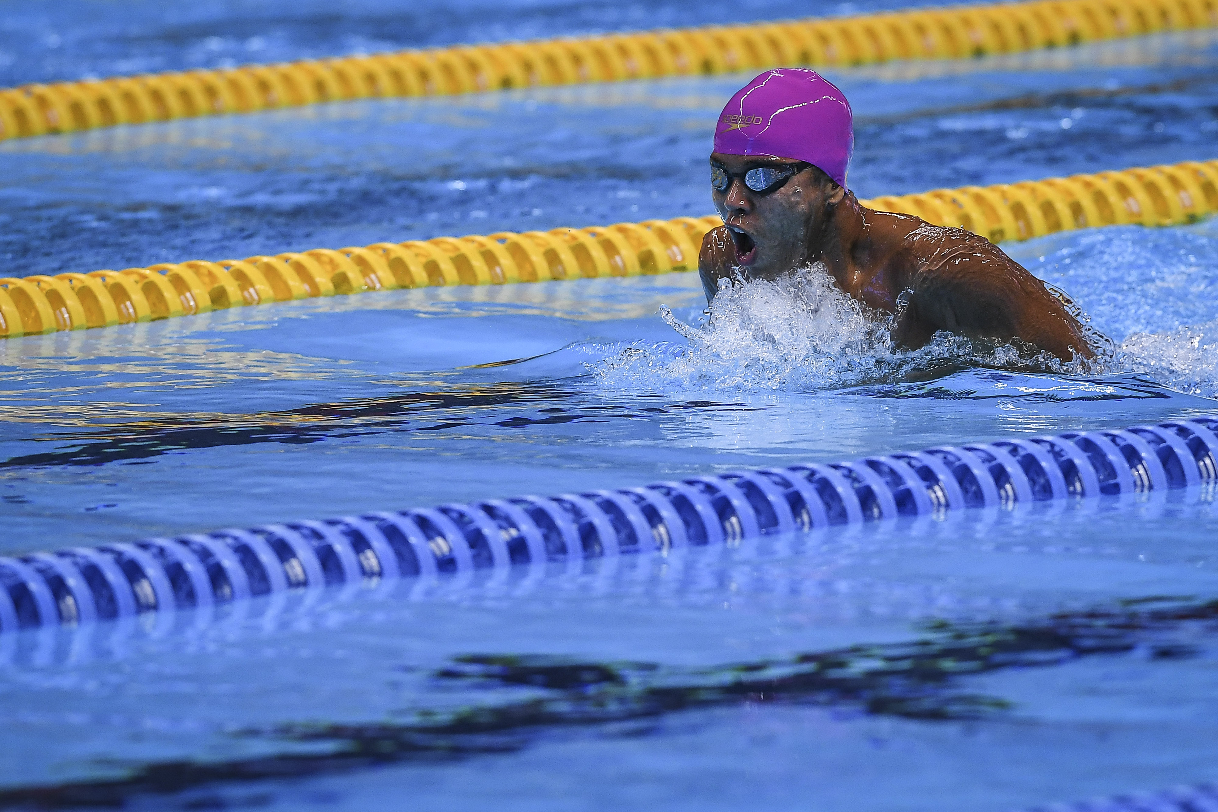 Atlet Indonesia Zaki Zulkarnain memacu kecepatan saat bertanding pada babak final nomor 100 meter renang gaya dada putra SB8 