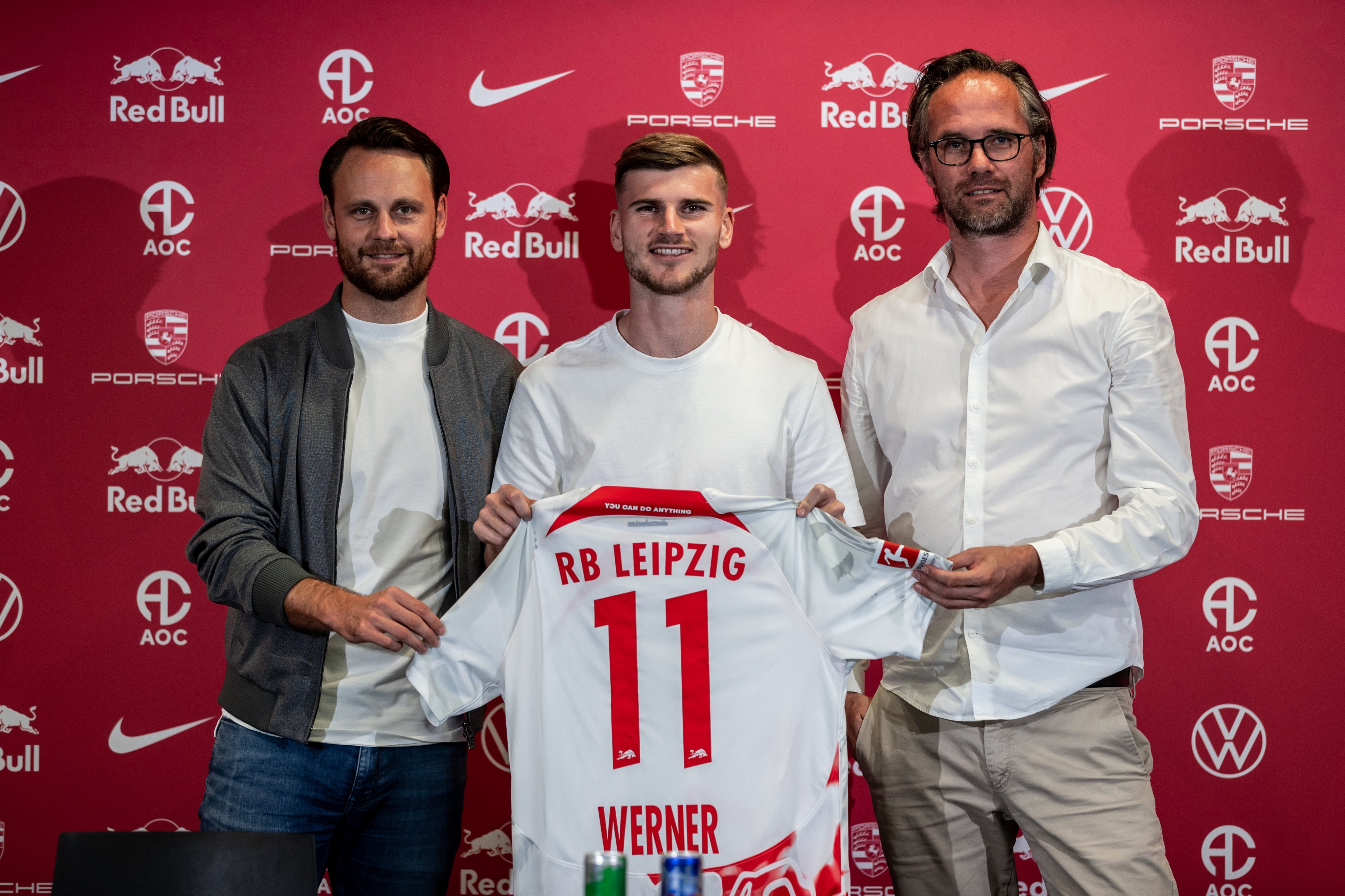 Timo Werner (tengah) saat diperkenalkan sebagai pemain RB Leipzig