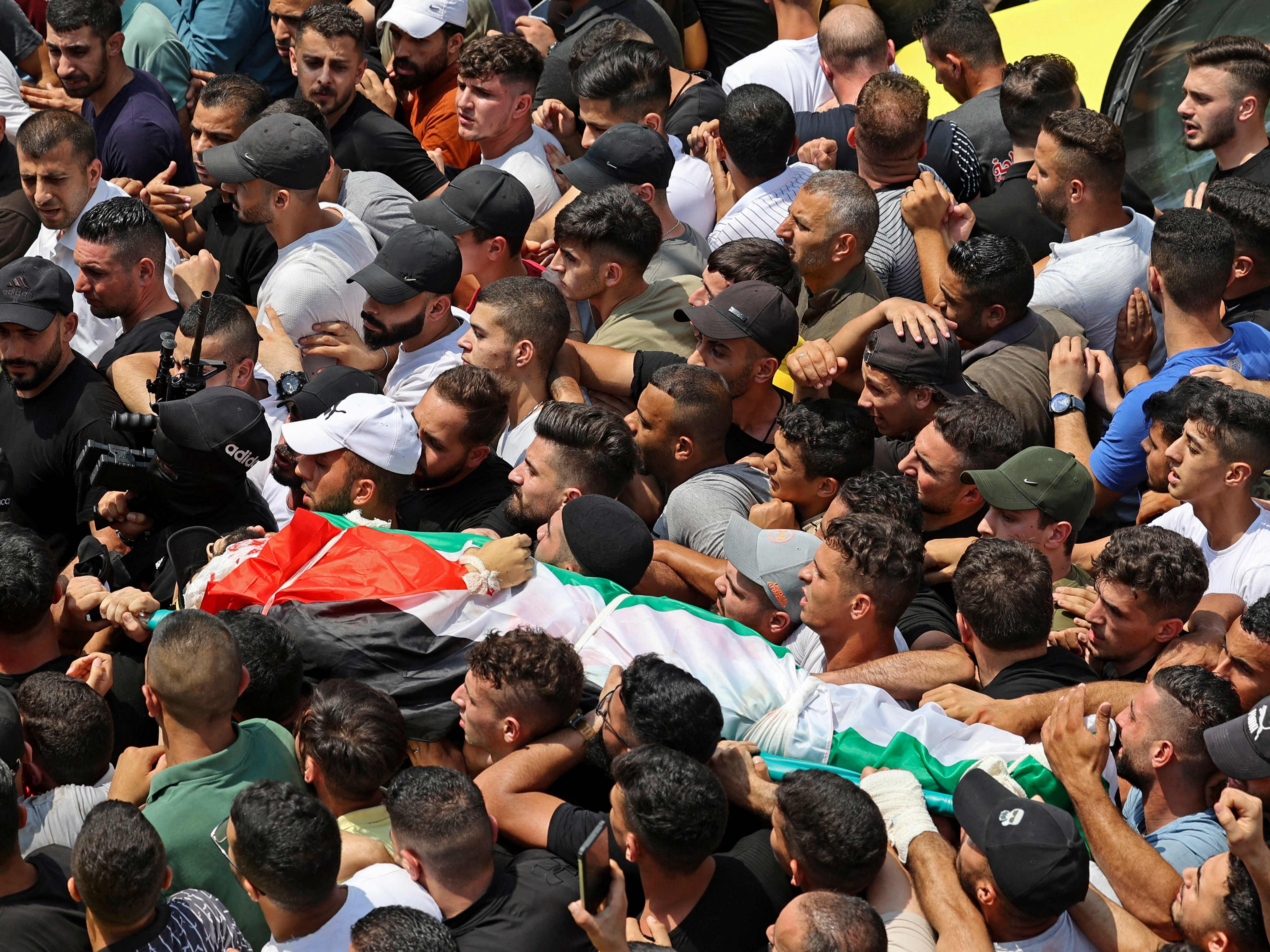 Para pelayat membawa jenazah komandan Palestina Brigade Martir Al-Aqsa Ibrahim al-Nabulsi, yang tewas dalam serangan Israel.