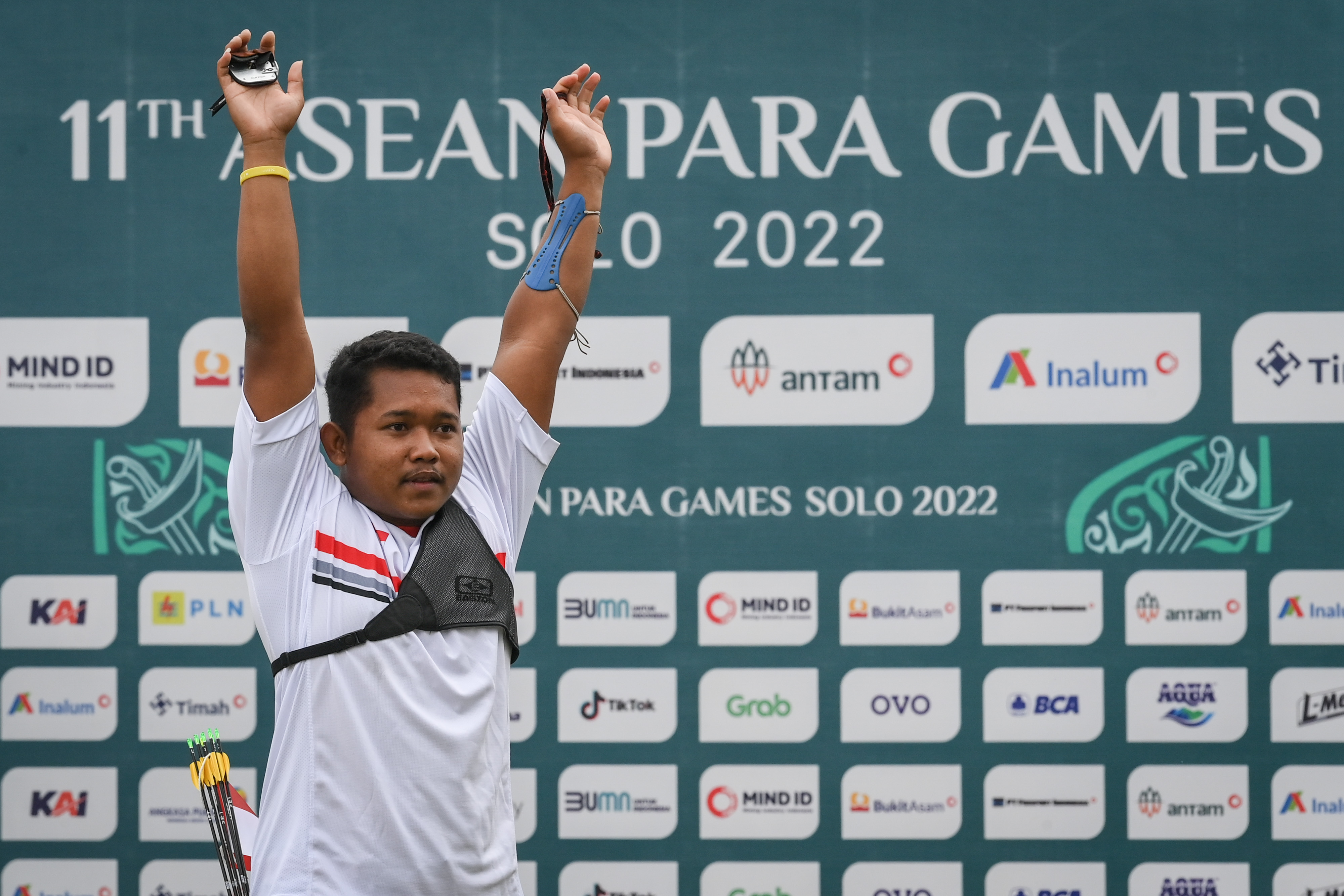 Atlet para panahan Indonesia Setiawan meluapkan kegembiraan setelah berhasil meraih medali emas APG XI 2022 di Lapangan Kota Barat Solo.