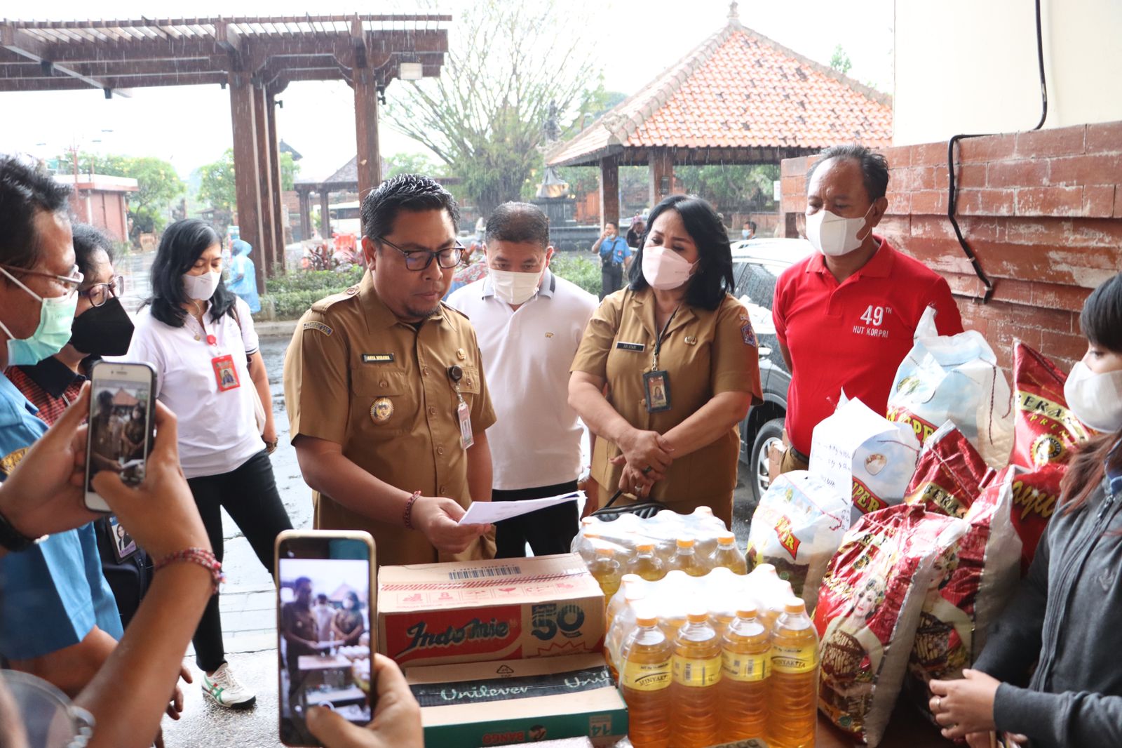 Wakil Walikota Denpasar, I Kadek Agus Arya Wibawa saat meninjau operasi pasar yang digelar TPID Kota Denpasar di dua pasar tradisional, yakn