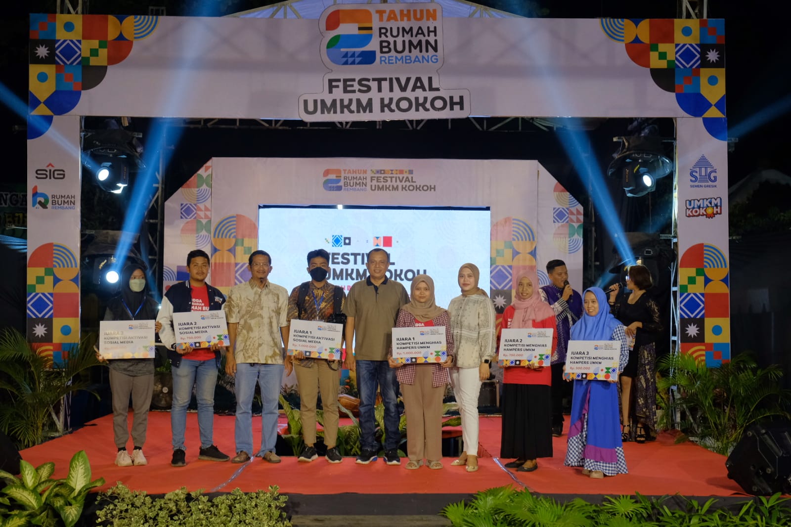 Pengurus Rumah BUMN Rembang berfoto bersama pemenang Festival UMKM Kokoh