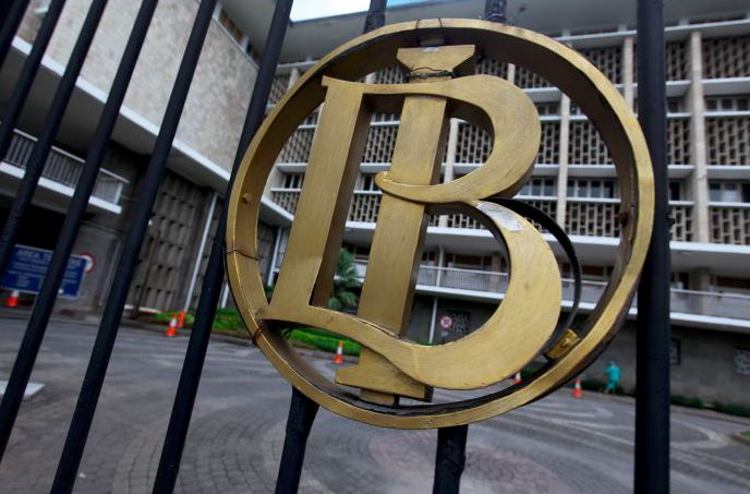 Logo Bank Indonesia yang terpasang di pagar.