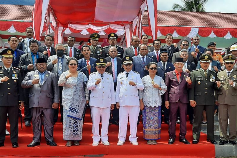 Bupati Teluk Wondama Hendrik Mambor bersama jajaran Forkompimda.