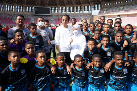 Presiden Joko Widodo dan Ibu Negara Iriana menyapa 30 putra Papua terpilih yang berhasil melalui tahapan seleksi Papua Football Academy.