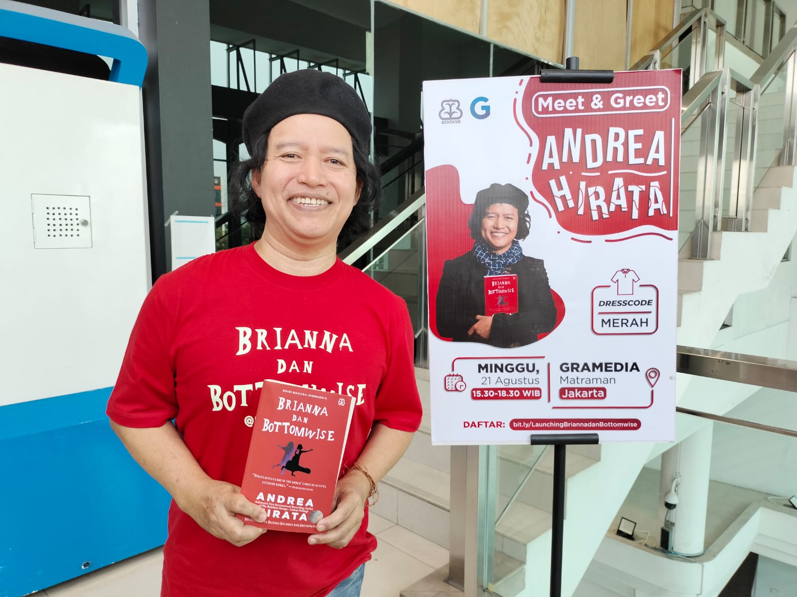 Andrea Hirata dalam peluncuran novel terbarunya, Brianna dan Bottomwise, Minggu (21/8) di Jakarta.