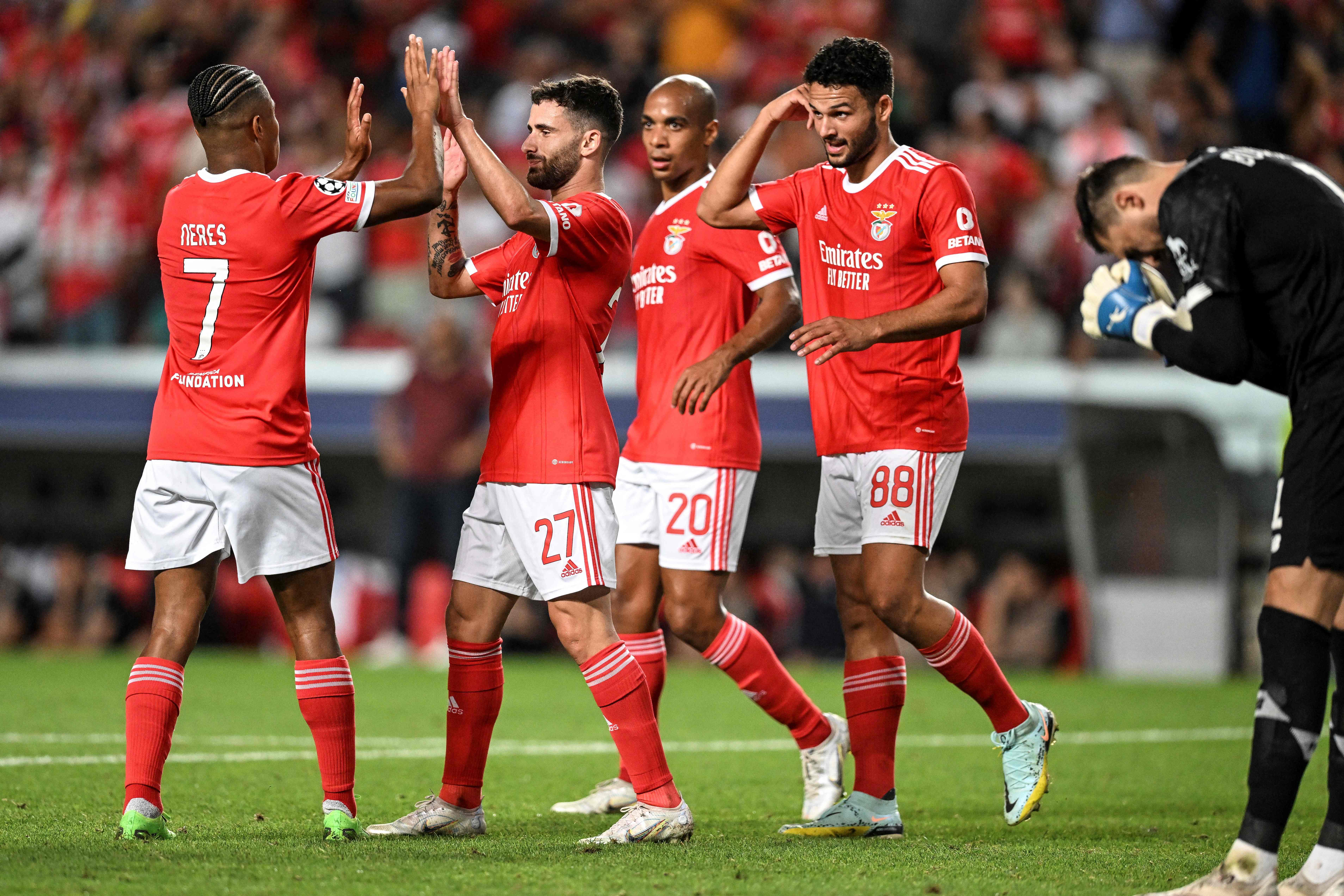 Pemain Benfica melakukan selebrasi usai mencetak gol ke gawang Dynamo Kiev di laga playoff Liga Champions.