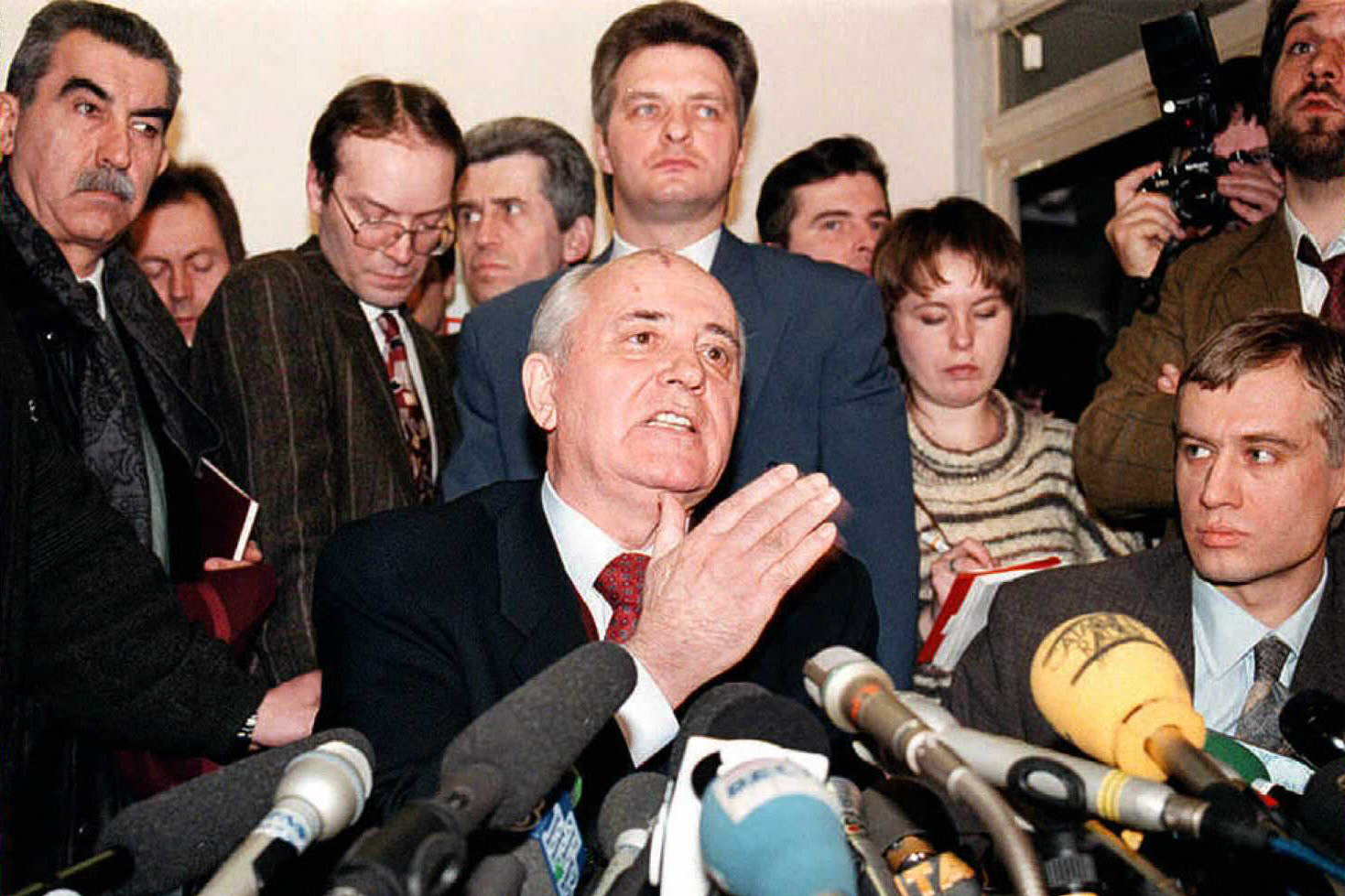 Mantan Pemimpin Uni Soviet Mikhail Gorbachev saat melakukan konferensi pers pada 1996.