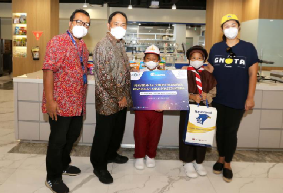 CEO PT Garudafood, Fransiskus Johny Sugiarto (dua kiri) secara simbolis menyerahkan ‘Beasiswa Pendidikan Anak Prasejahtera’. 