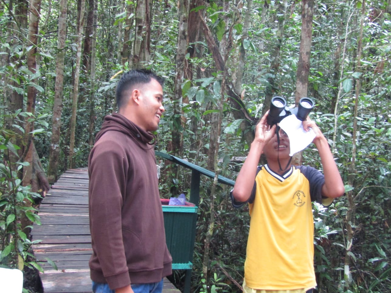 Siswa mengamati satwa di sekolah alam yang dikelola Wilmar di kawasan konservasinya.