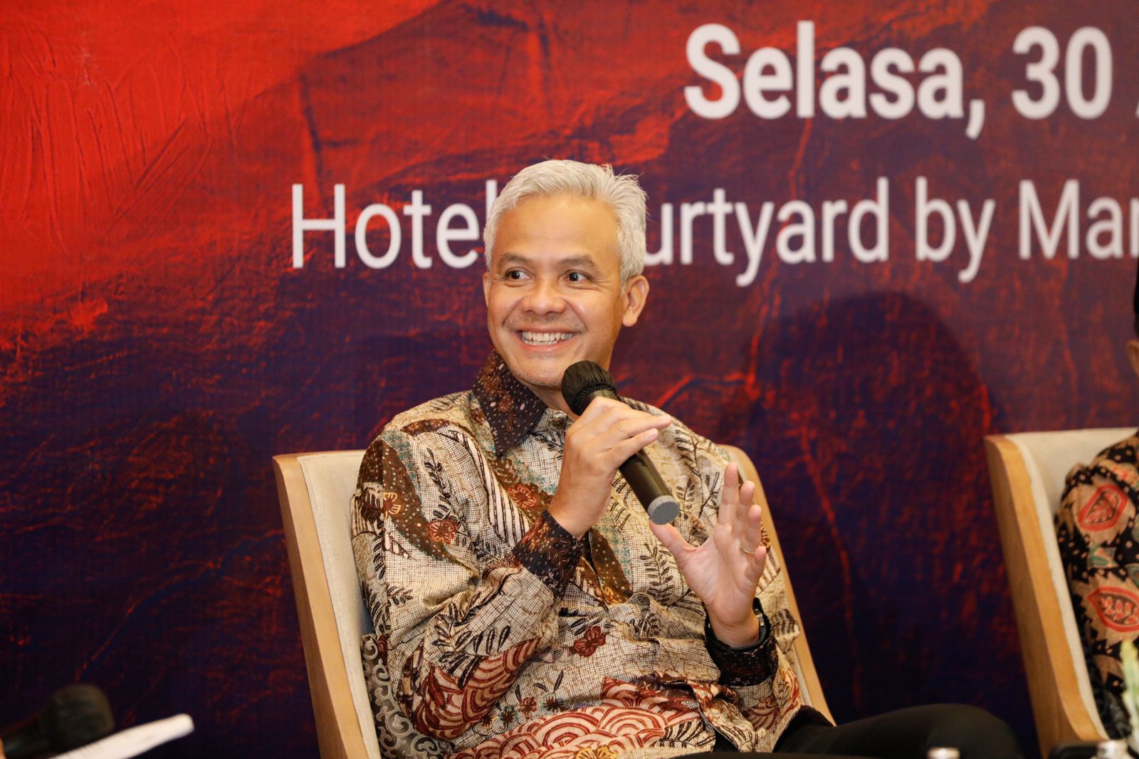 Dalam lawarannya ke Bali, Ganjar Pranowo diundang Institute for Essentiol Services Reform (IESR) untuk memaparkan keberhasilan pengembangan 